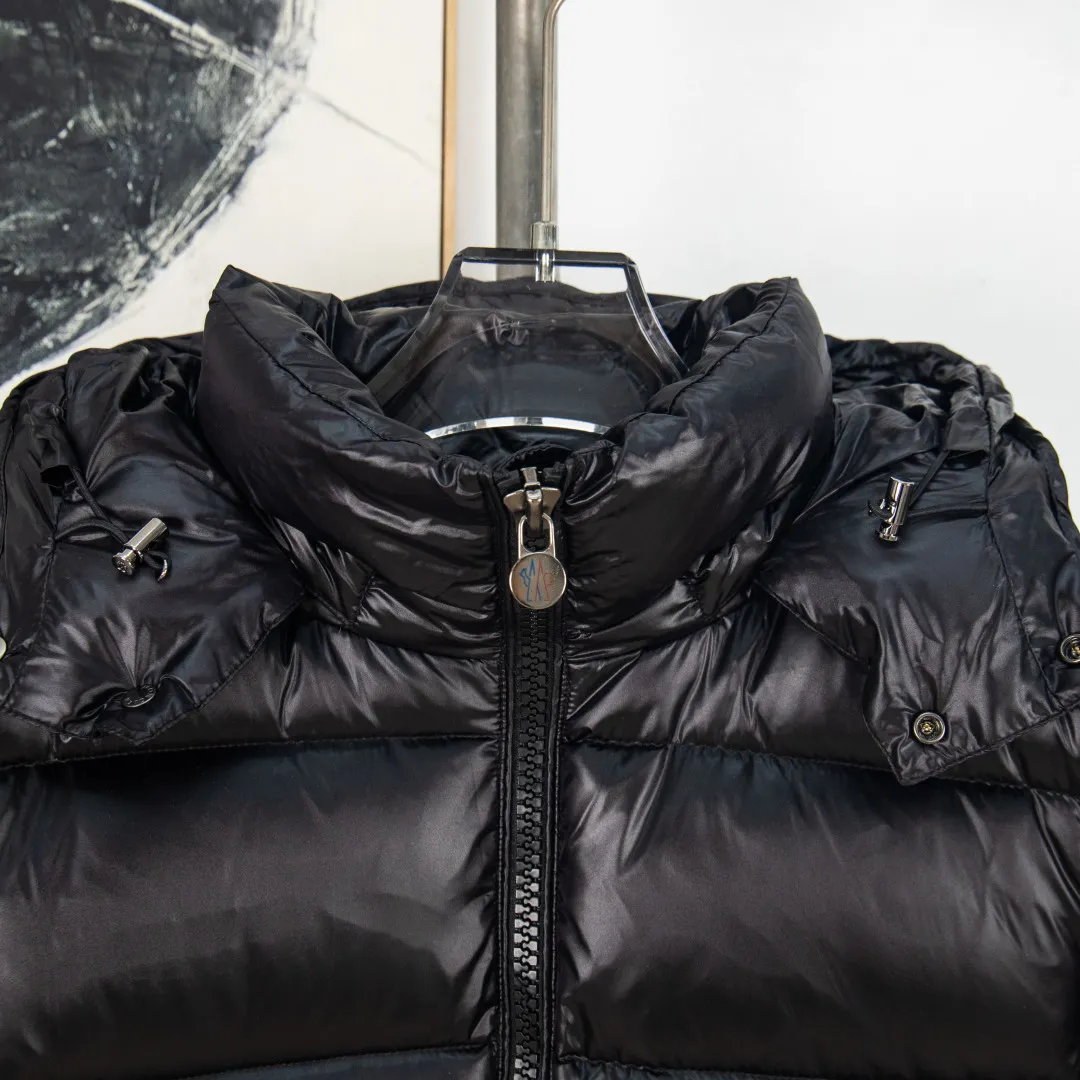 P760 💰zp version [Exclusive supply] New 24maire down ⬆️Moncler Maire women's short down jacket interprets Mayan classics Fabric: Technical nylon lacquer surface Customer-supplied fabric Highly fluffy and over-standard 90 down filling Maire down jacket is specially designed for those who like well-designed basic items. It is a classic Moncler style and a popular product. Made from iconic patented nylon, the Maire down jacket is a classic Moncler womenswear piece, with a short silhouette and timeless design. Made from patented nylon in a comfortable fit, it features a removable hood and performance details for comfort and warmth. ⚠️Made of patented nylon ���️Patented nylon lining ⚠️White goose-filled down ⚠️Detachable hood with snap buttons ⚠️Zip closure Zippered pockets ⚠️Adjustable snap-button sleeves Color: Black White Gray Pink Size: 0 1 2 3 Number: MM10586