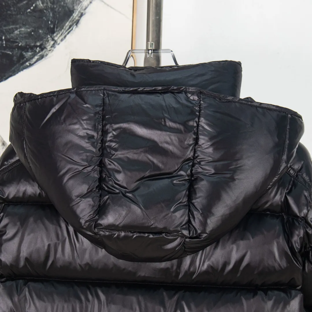 P760 💰zp version [Exclusive supply] New 24maire down ⬆️Moncler Maire women's short down jacket interprets Mayan classics Fabric: Technical nylon lacquer surface Customer-supplied fabric Highly fluffy and over-standard 90 down filling Maire down jacket is specially designed for those who like well-designed basic items. It is a classic Moncler style and a popular product. Made from iconic patented nylon, the Maire down jacket is a classic Moncler womenswear piece, with a short silhouette and timeless design. Made from patented nylon in a comfortable fit, it features a removable hood and performance details for comfort and warmth. ⚠️Made of patented nylon ���️Patented nylon lining ⚠️White goose-filled down ⚠️Detachable hood with snap buttons ⚠️Zip closure Zippered pockets ⚠️Adjustable snap-button sleeves Color: Black White Gray Pink Size: 0 1 2 3 Number: MM10586
