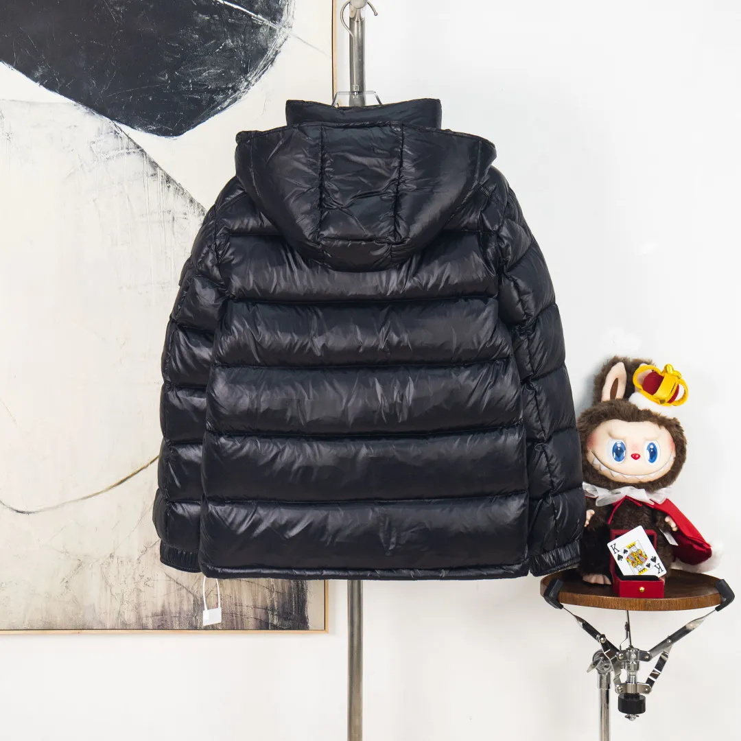 P760 💰zp version [Exclusive supply] New 24maire down ⬆️Moncler Maire women's short down jacket interprets Mayan classics Fabric: Technical nylon lacquer surface Customer-supplied fabric Highly fluffy and over-standard 90 down filling Maire down jacket is specially designed for those who like well-designed basic items. It is a classic Moncler style and a popular product. Made from iconic patented nylon, the Maire down jacket is a classic Moncler womenswear piece, with a short silhouette and timeless design. Made from patented nylon in a comfortable fit, it features a removable hood and performance details for comfort and warmth. ⚠️Made of patented nylon ���️Patented nylon lining ⚠️White goose-filled down ⚠️Detachable hood with snap buttons ⚠️Zip closure Zippered pockets ⚠️Adjustable snap-button sleeves Color: Black White Gray Pink Size: 0 1 2 3 Number: MM10586