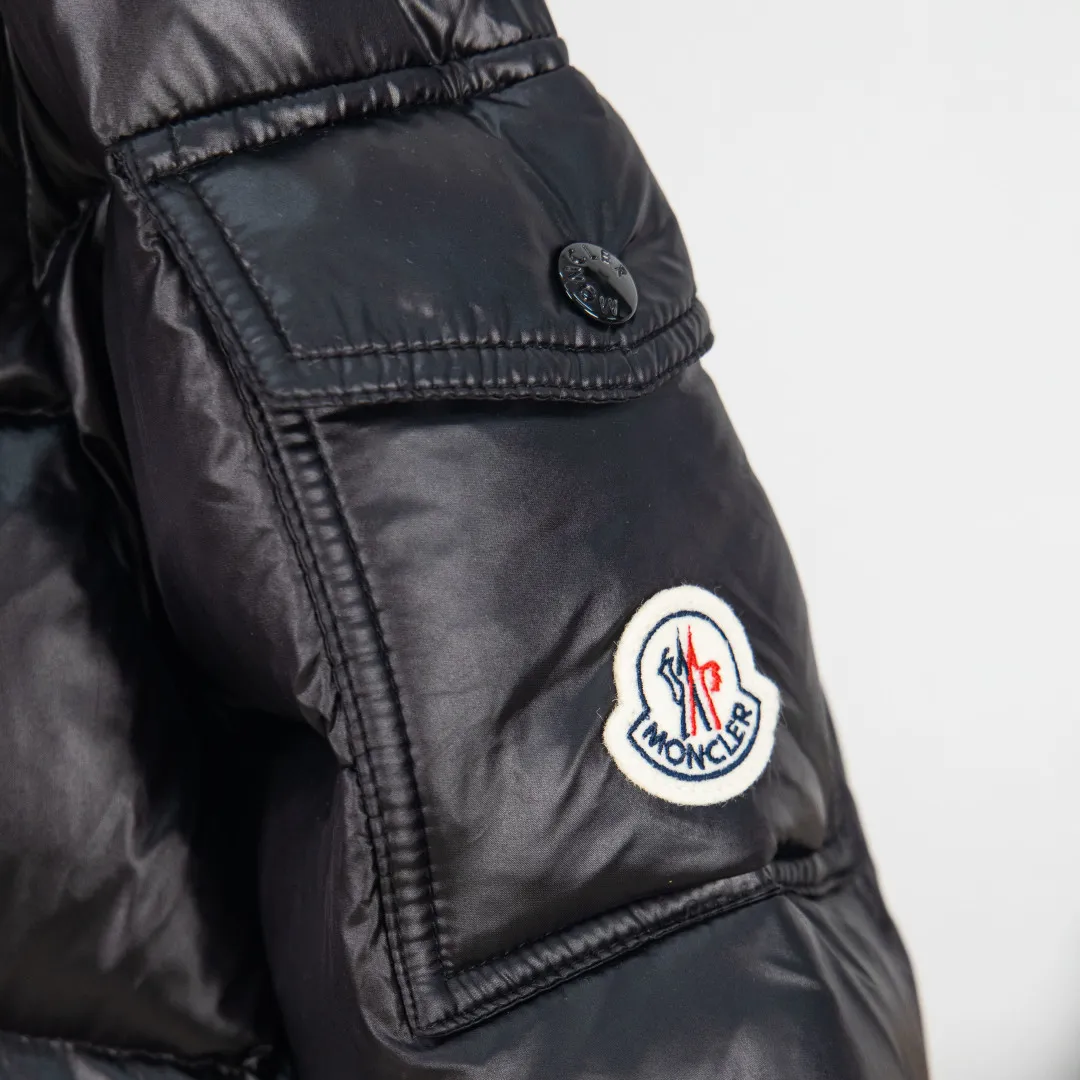 P760 💰zp version [Exclusive supply] New 24maire down ⬆️Moncler Maire women's short down jacket interprets Mayan classics Fabric: Technical nylon lacquer surface Customer-supplied fabric Highly fluffy and over-standard 90 down filling Maire down jacket is specially designed for those who like well-designed basic items. It is a classic Moncler style and a popular product. Made from iconic patented nylon, the Maire down jacket is a classic Moncler womenswear piece, with a short silhouette and timeless design. Made from patented nylon in a comfortable fit, it features a removable hood and performance details for comfort and warmth. ⚠️Made of patented nylon ���️Patented nylon lining ⚠️White goose-filled down ⚠️Detachable hood with snap buttons ⚠️Zip closure Zippered pockets ⚠️Adjustable snap-button sleeves Color: Black White Gray Pink Size: 0 1 2 3 Number: MM10586