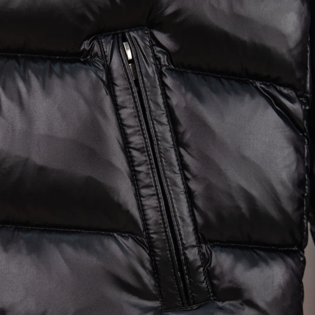 P760 💰zp version [Exclusive supply] New 24maire down ⬆️Moncler Maire women's short down jacket interprets Mayan classics Fabric: Technical nylon lacquer surface Customer-supplied fabric Highly fluffy and over-standard 90 down filling Maire down jacket is specially designed for those who like well-designed basic items. It is a classic Moncler style and a popular product. Made from iconic patented nylon, the Maire down jacket is a classic Moncler womenswear piece, with a short silhouette and timeless design. Made from patented nylon in a comfortable fit, it features a removable hood and performance details for comfort and warmth. ⚠️Made of patented nylon ���️Patented nylon lining ⚠️White goose-filled down ⚠️Detachable hood with snap buttons ⚠️Zip closure Zippered pockets ⚠️Adjustable snap-button sleeves Color: Black White Gray Pink Size: 0 1 2 3 Number: MM10586
