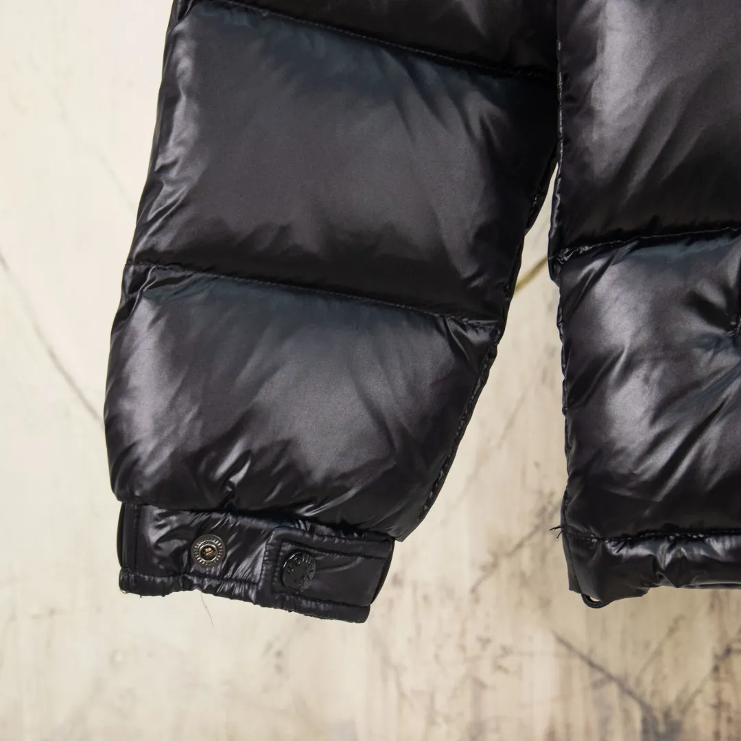 P760 💰zp version [Exclusive supply] New 24maire down ⬆️Moncler Maire women's short down jacket interprets Mayan classics Fabric: Technical nylon lacquer surface Customer-supplied fabric Highly fluffy and over-standard 90 down filling Maire down jacket is specially designed for those who like well-designed basic items. It is a classic Moncler style and a popular product. Made from iconic patented nylon, the Maire down jacket is a classic Moncler womenswear piece, with a short silhouette and timeless design. Made from patented nylon in a comfortable fit, it features a removable hood and performance details for comfort and warmth. ⚠️Made of patented nylon ���️Patented nylon lining ⚠️White goose-filled down ⚠️Detachable hood with snap buttons ⚠️Zip closure Zippered pockets ⚠️Adjustable snap-button sleeves Color: Black White Gray Pink Size: 0 1 2 3 Number: MM10586