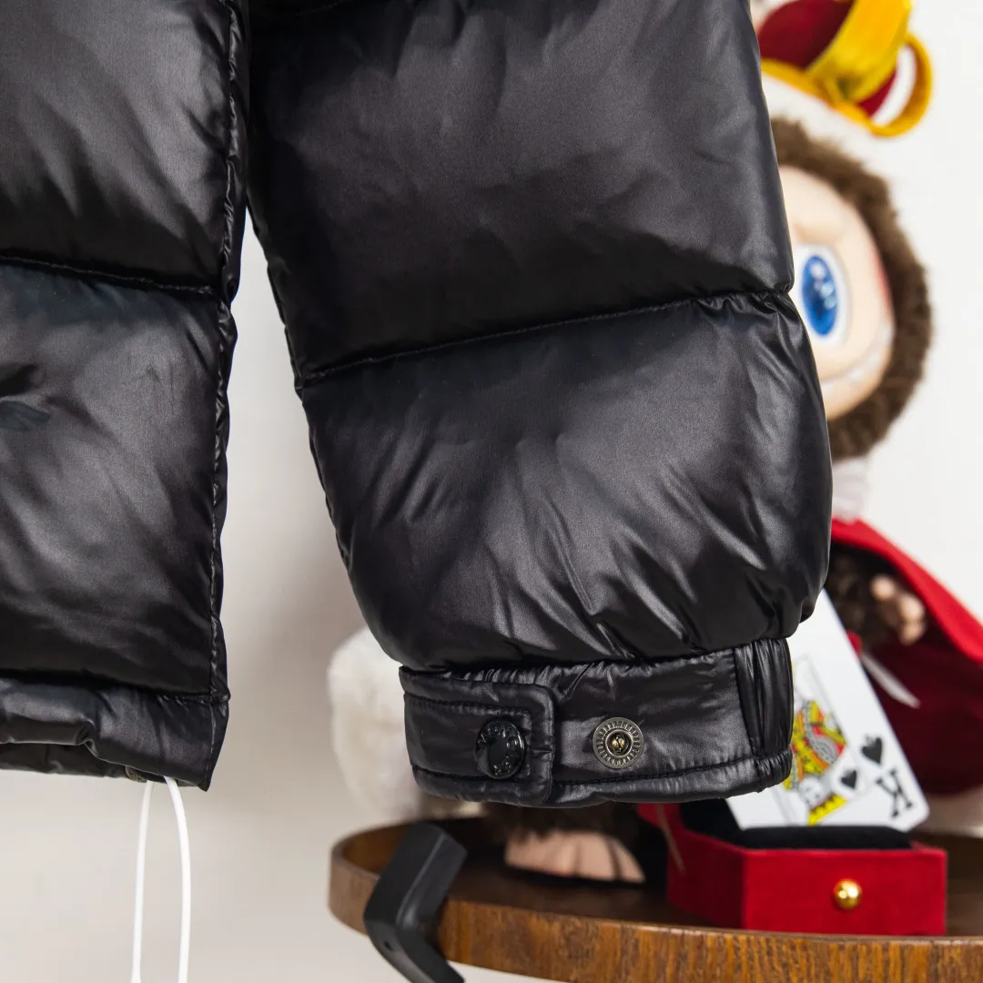 P760 💰zp version [Exclusive supply] New 24maire down ⬆️Moncler Maire women's short down jacket interprets Mayan classics Fabric: Technical nylon lacquer surface Customer-supplied fabric Highly fluffy and over-standard 90 down filling Maire down jacket is specially designed for those who like well-designed basic items. It is a classic Moncler style and a popular product. Made from iconic patented nylon, the Maire down jacket is a classic Moncler womenswear piece, with a short silhouette and timeless design. Made from patented nylon in a comfortable fit, it features a removable hood and performance details for comfort and warmth. ⚠️Made of patented nylon ���️Patented nylon lining ⚠️White goose-filled down ⚠️Detachable hood with snap buttons ⚠️Zip closure Zippered pockets ⚠️Adjustable snap-button sleeves Color: Black White Gray Pink Size: 0 1 2 3 Number: MM10586