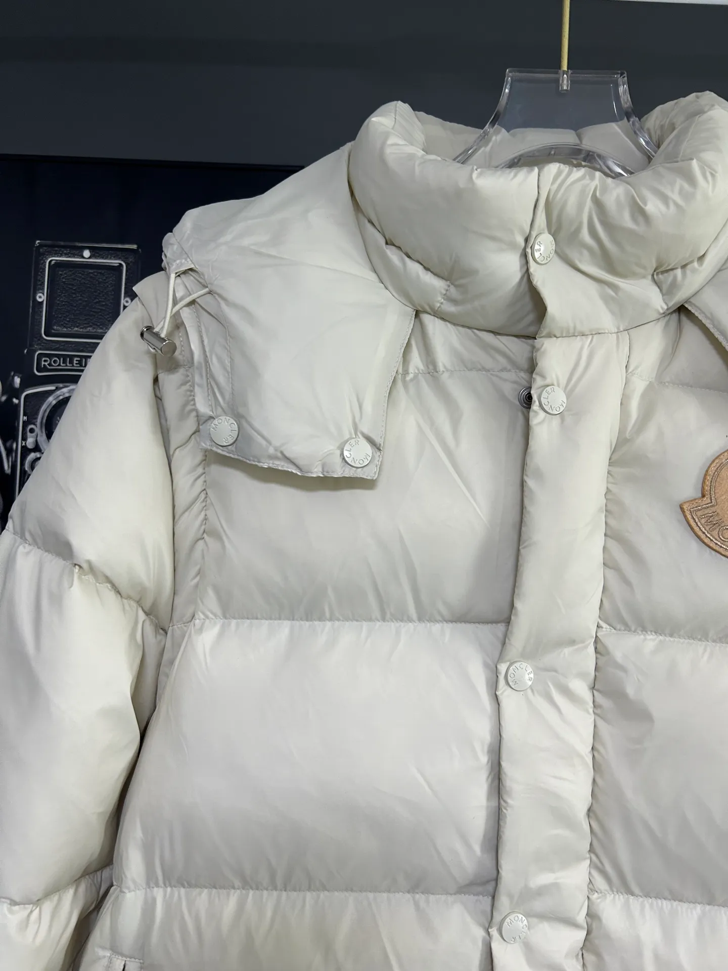 P800 2025 new autumn and winter style Moncler Avocette detachable vest down jacket original custom-made hardware accessories are fully imported and original customization is welcome. Absolute high quality using top-grade 95 white duck down. Super soft and fluffy. Super heavy-duty. The fabric is well-crafted and the version is perfect. Note △The fabric is super comfortable and warm. Exclusive non-market product. The upper body effect is super good. Same style for men and women. Color: Milky white Size: M-3XL