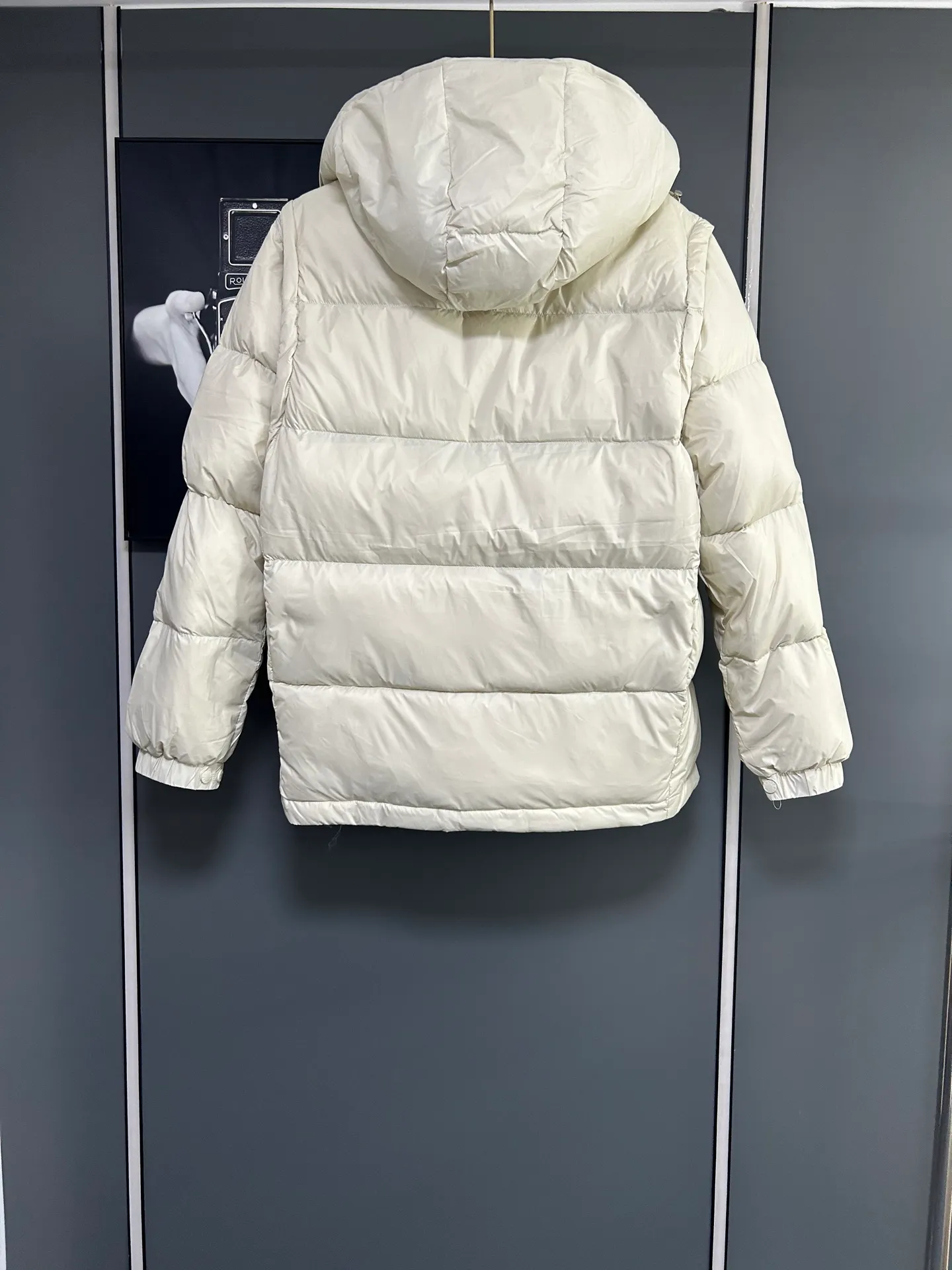 P800 2025 new autumn and winter style Moncler Avocette detachable vest down jacket original custom-made hardware accessories are fully imported and original customization is welcome. Absolute high quality using top-grade 95 white duck down. Super soft and fluffy. Super heavy-duty. The fabric is well-crafted and the version is perfect. Note △The fabric is super comfortable and warm. Exclusive non-market product. The upper body effect is super good. Same style for men and women. Color: Milky white Size: M-3XL