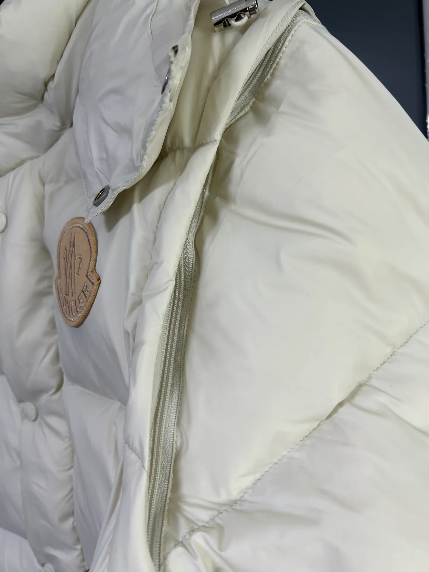 P800 2025 new autumn and winter style Moncler Avocette detachable vest down jacket original custom-made hardware accessories are fully imported and original customization is welcome. Absolute high quality using top-grade 95 white duck down. Super soft and fluffy. Super heavy-duty. The fabric is well-crafted and the version is perfect. Note △The fabric is super comfortable and warm. Exclusive non-market product. The upper body effect is super good. Same style for men and women. Color: Milky white Size: M-3XL