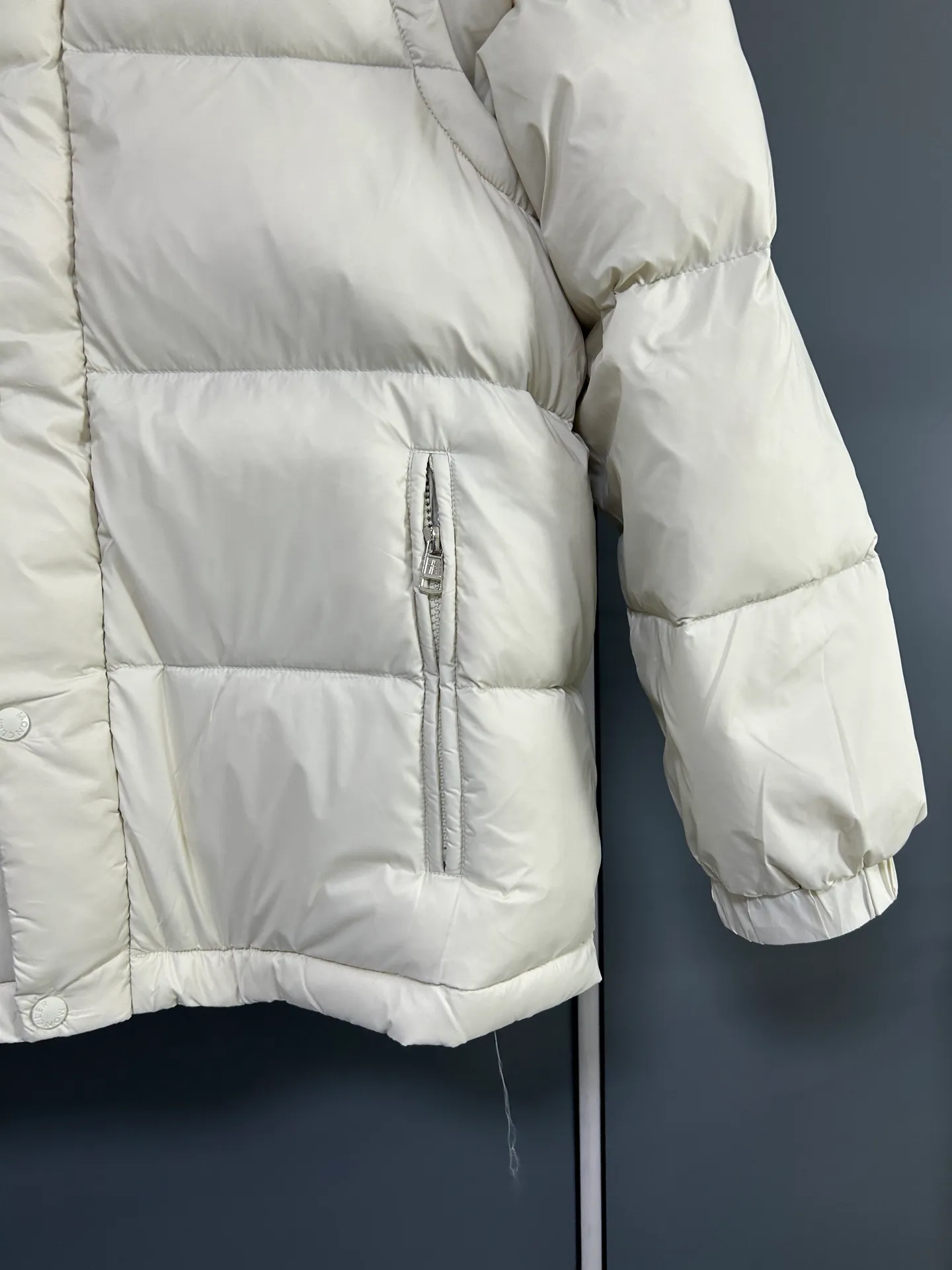 P800 2025 new autumn and winter style Moncler Avocette detachable vest down jacket original custom-made hardware accessories are fully imported and original customization is welcome. Absolute high quality using top-grade 95 white duck down. Super soft and fluffy. Super heavy-duty. The fabric is well-crafted and the version is perfect. Note △The fabric is super comfortable and warm. Exclusive non-market product. The upper body effect is super good. Same style for men and women. Color: Milky white Size: M-3XL