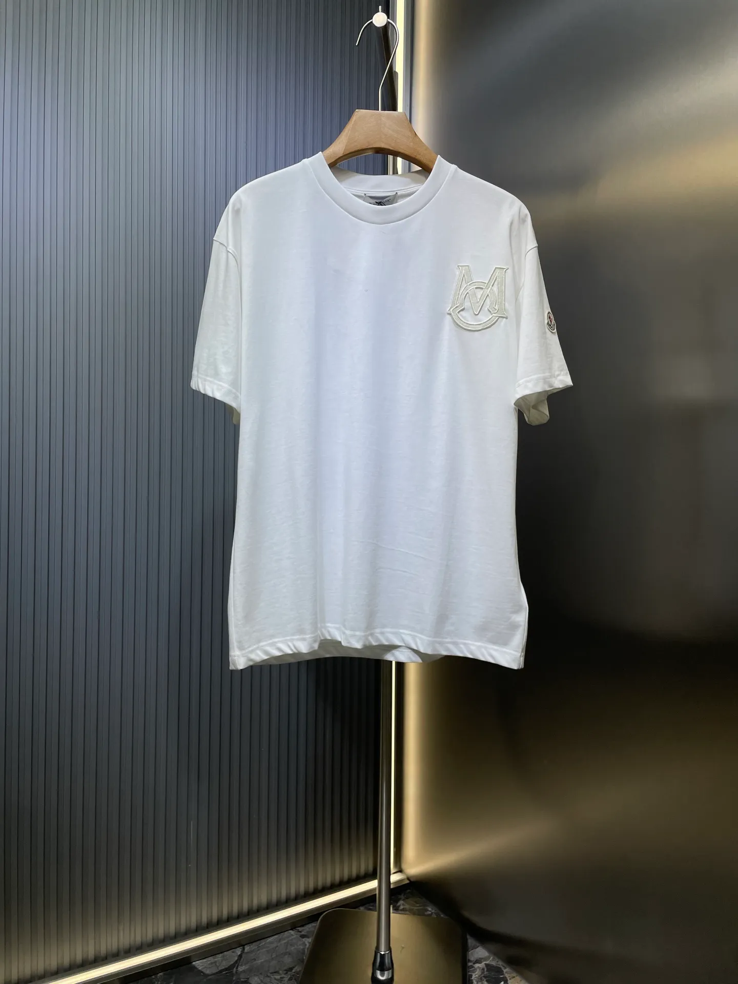 P250 MONCLER 🌟[Top original order] Mongolian embroidered seal logo short-sleeved fabric: Made of 20-count plain weave fabric, the fabric weighs 220 grams, and the fabric is washed to fix the pattern and color. The thread is matched with 1*1 double yarn thread 260 grams. Accessories: The embroidered chapters are completely embroidered using imported machines, and the size and color of each chapter are consistent with the original. This T-shirt is a basic wardrobe item with a classic round neck and short sleeve design. Crafted from cotton jersey, it features a bold monogram patch on the chest. Made of cotton jersey, crew neck, short sleeves, monogrammed patch.  size：s-xl