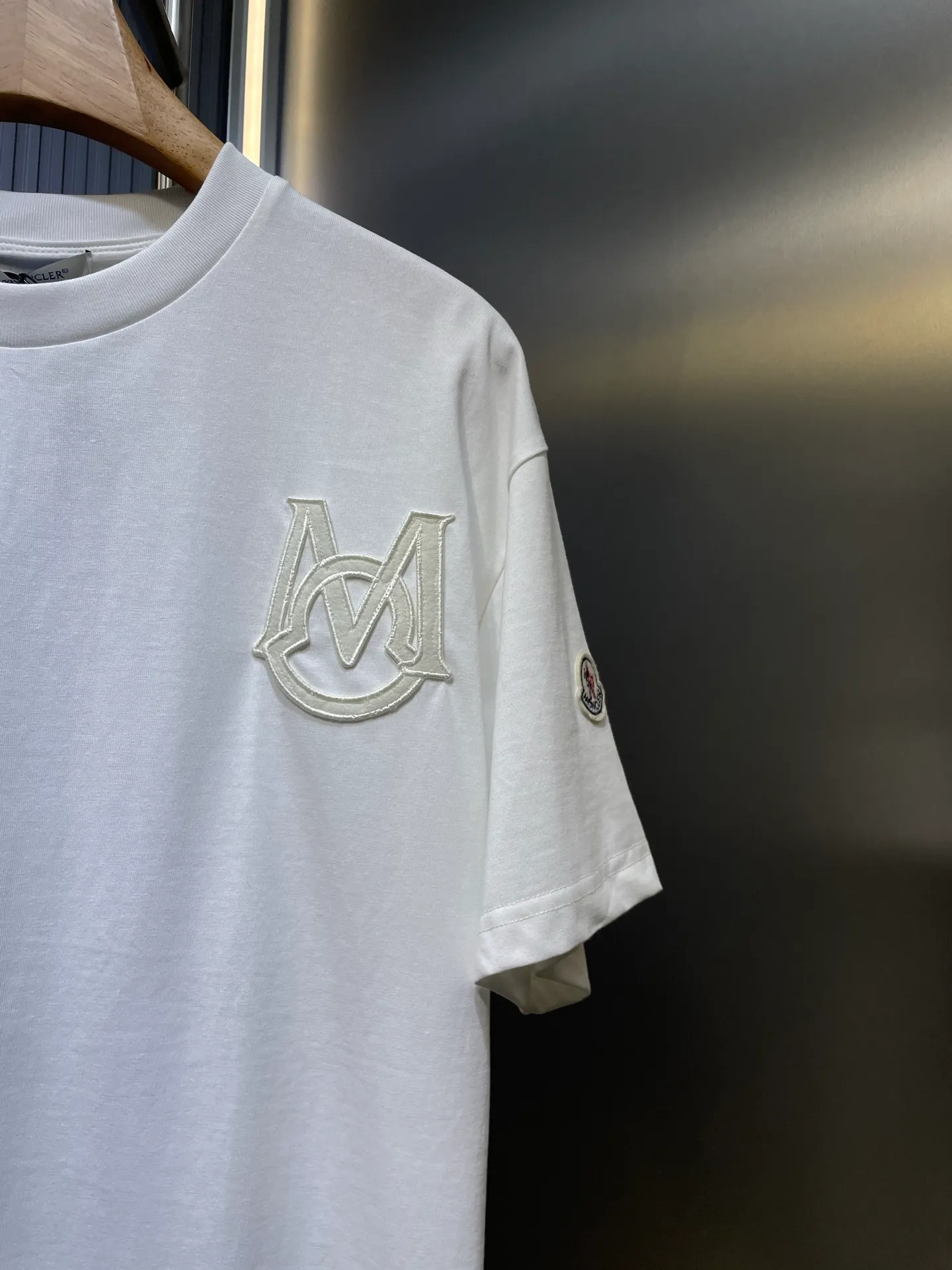 P250 MONCLER 🌟[Top original order] Mongolian embroidered seal logo short-sleeved fabric: Made of 20-count plain weave fabric, the fabric weighs 220 grams, and the fabric is washed to fix the pattern and color. The thread is matched with 1*1 double yarn thread 260 grams. Accessories: The embroidered chapters are completely embroidered using imported machines, and the size and color of each chapter are consistent with the original. This T-shirt is a basic wardrobe item with a classic round neck and short sleeve design. Crafted from cotton jersey, it features a bold monogram patch on the chest. Made of cotton jersey, crew neck, short sleeves, monogrammed patch.  size：s-xl