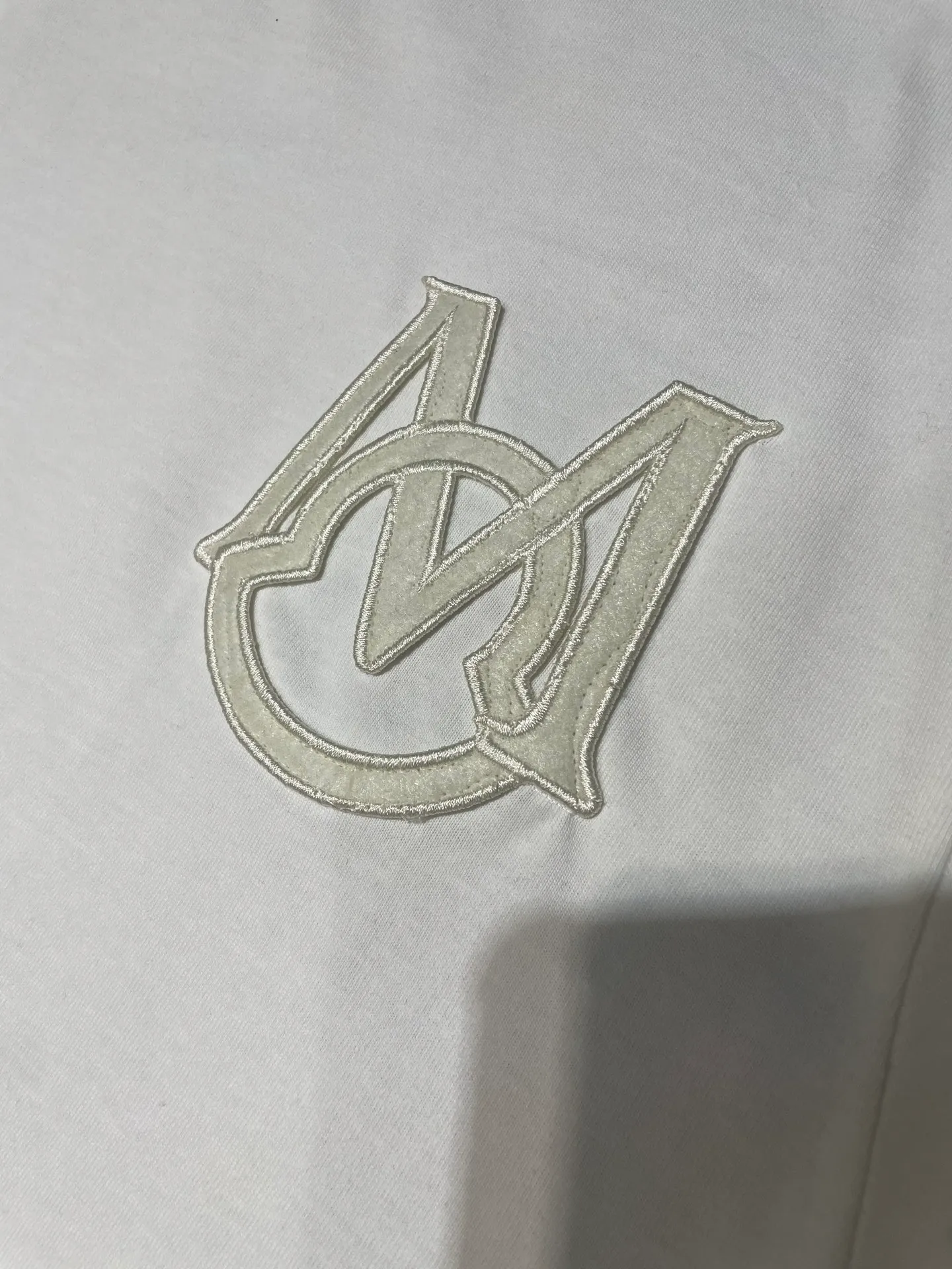 P250 MONCLER 🌟[Top original order] Mongolian embroidered seal logo short-sleeved fabric: Made of 20-count plain weave fabric, the fabric weighs 220 grams, and the fabric is washed to fix the pattern and color. The thread is matched with 1*1 double yarn thread 260 grams. Accessories: The embroidered chapters are completely embroidered using imported machines, and the size and color of each chapter are consistent with the original. This T-shirt is a basic wardrobe item with a classic round neck and short sleeve design. Crafted from cotton jersey, it features a bold monogram patch on the chest. Made of cotton jersey, crew neck, short sleeves, monogrammed patch.  size：s-xl