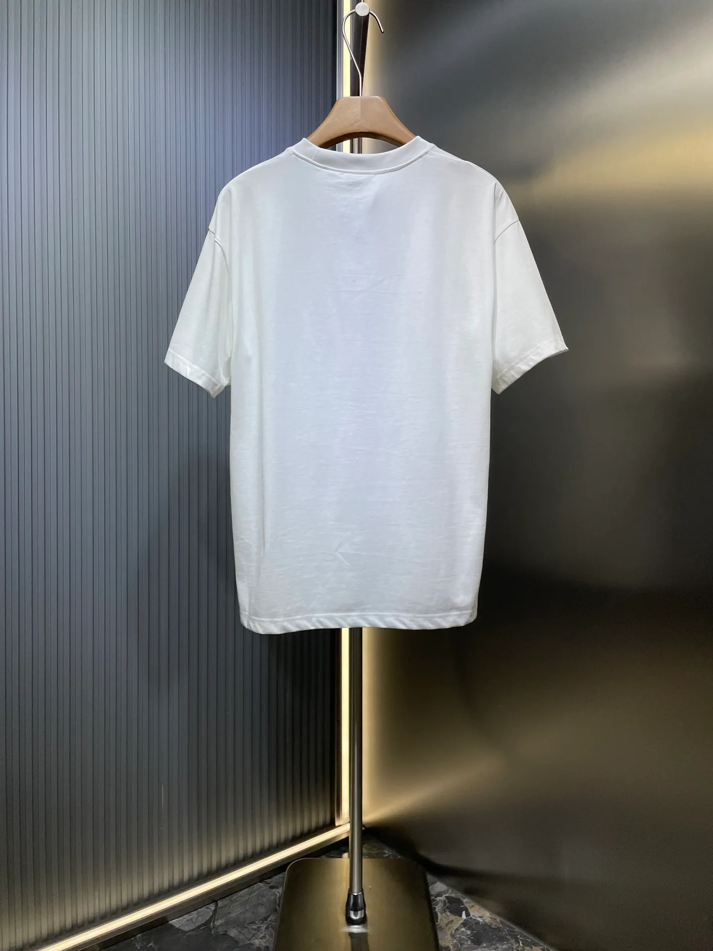 P250 MONCLER 🌟[Top original order] Mongolian embroidered seal logo short-sleeved fabric: Made of 20-count plain weave fabric, the fabric weighs 220 grams, and the fabric is washed to fix the pattern and color. The thread is matched with 1*1 double yarn thread 260 grams. Accessories: The embroidered chapters are completely embroidered using imported machines, and the size and color of each chapter are consistent with the original. This T-shirt is a basic wardrobe item with a classic round neck and short sleeve design. Crafted from cotton jersey, it features a bold monogram patch on the chest. Made of cotton jersey, crew neck, short sleeves, monogrammed patch.  size：s-xl