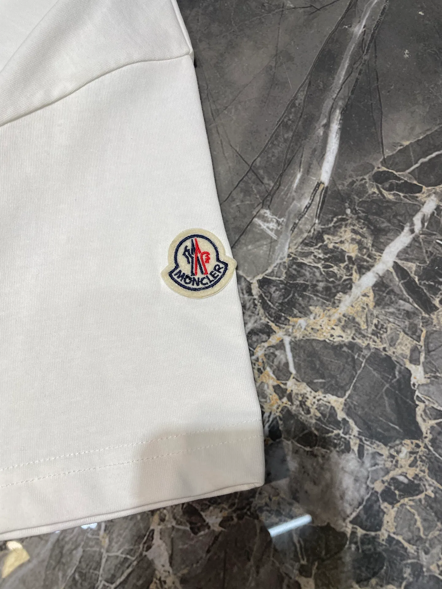 P250 MONCLER 🌟[Top original order] Mongolian embroidered seal logo short-sleeved fabric: Made of 20-count plain weave fabric, the fabric weighs 220 grams, and the fabric is washed to fix the pattern and color. The thread is matched with 1*1 double yarn thread 260 grams. Accessories: The embroidered chapters are completely embroidered using imported machines, and the size and color of each chapter are consistent with the original. This T-shirt is a basic wardrobe item with a classic round neck and short sleeve design. Crafted from cotton jersey, it features a bold monogram patch on the chest. Made of cotton jersey, crew neck, short sleeves, monogrammed patch.  size：s-xl