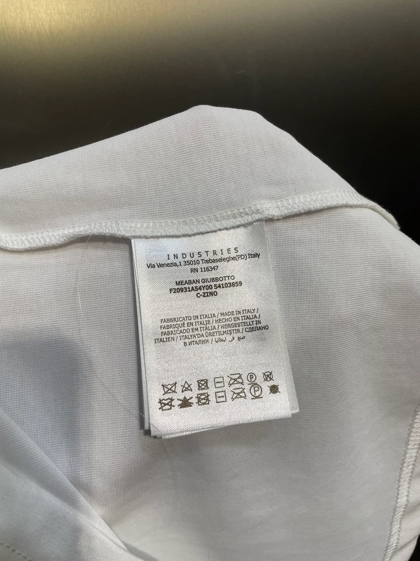 P250 MONCLER 🌟[Top original order] Mongolian embroidered seal logo short-sleeved fabric: Made of 20-count plain weave fabric, the fabric weighs 220 grams, and the fabric is washed to fix the pattern and color. The thread is matched with 1*1 double yarn thread 260 grams. Accessories: The embroidered chapters are completely embroidered using imported machines, and the size and color of each chapter are consistent with the original. This T-shirt is a basic wardrobe item with a classic round neck and short sleeve design. Crafted from cotton jersey, it features a bold monogram patch on the chest. Made of cotton jersey, crew neck, short sleeves, monogrammed patch.  size：s-xl