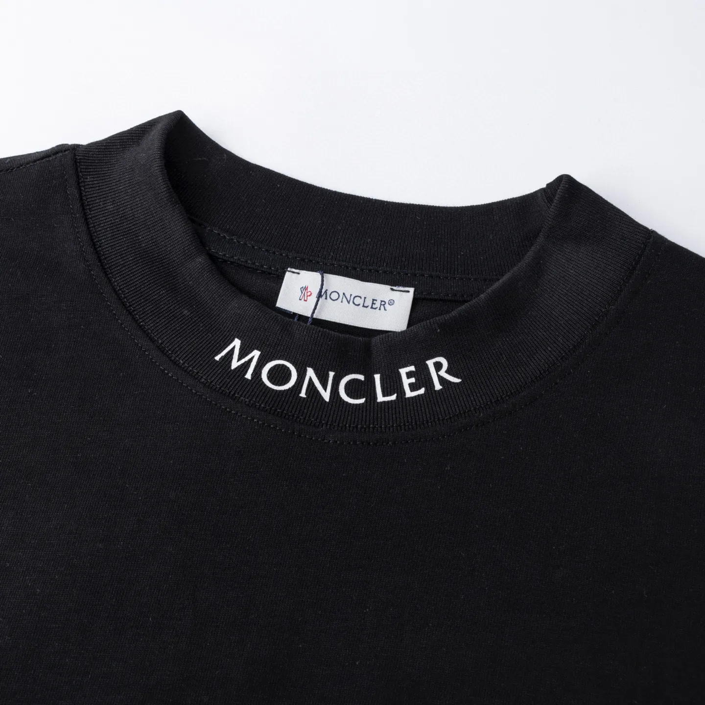 P136 Style No.: 830 〈MONCLER〉The price of the MONCLER is actually quite advantageous. Those who have been to the counters should know that the price of the MONCLER is not much cheaper than Gucci Burberry. It is just relatively low-key and unwilling to hype. It is a picture that you will buy or not. It has an arrogant existence... Exclusively customized 270 grams of 32-count double-yarn smooth cotton. The texture is very soft and comfortable. 100% top-grade fabric that is different from the market (does not shrink, deform, or pill). Matched with 320g 1*1 thread (the fabric thread is dyed in the same vat, no color difference, the thread is not easy to deform) Color: black, white, sky blue, pea green Code number: S-XL