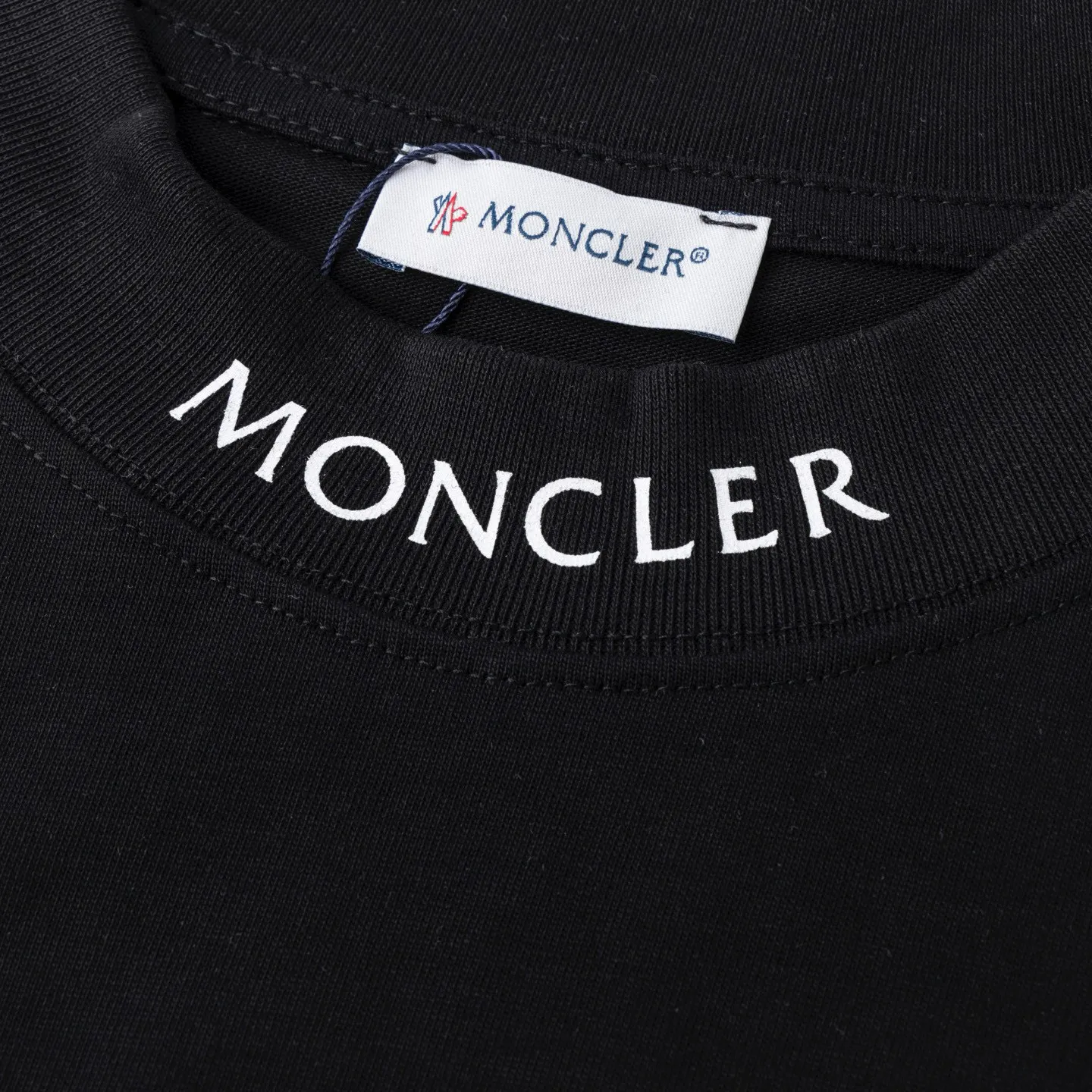 P136 Style No.: 830 〈MONCLER〉The price of the MONCLER is actually quite advantageous. Those who have been to the counters should know that the price of the MONCLER is not much cheaper than Gucci Burberry. It is just relatively low-key and unwilling to hype. It is a picture that you will buy or not. It has an arrogant existence... Exclusively customized 270 grams of 32-count double-yarn smooth cotton. The texture is very soft and comfortable. 100% top-grade fabric that is different from the market (does not shrink, deform, or pill). Matched with 320g 1*1 thread (the fabric thread is dyed in the same vat, no color difference, the thread is not easy to deform) Color: black, white, sky blue, pea green Code number: S-XL