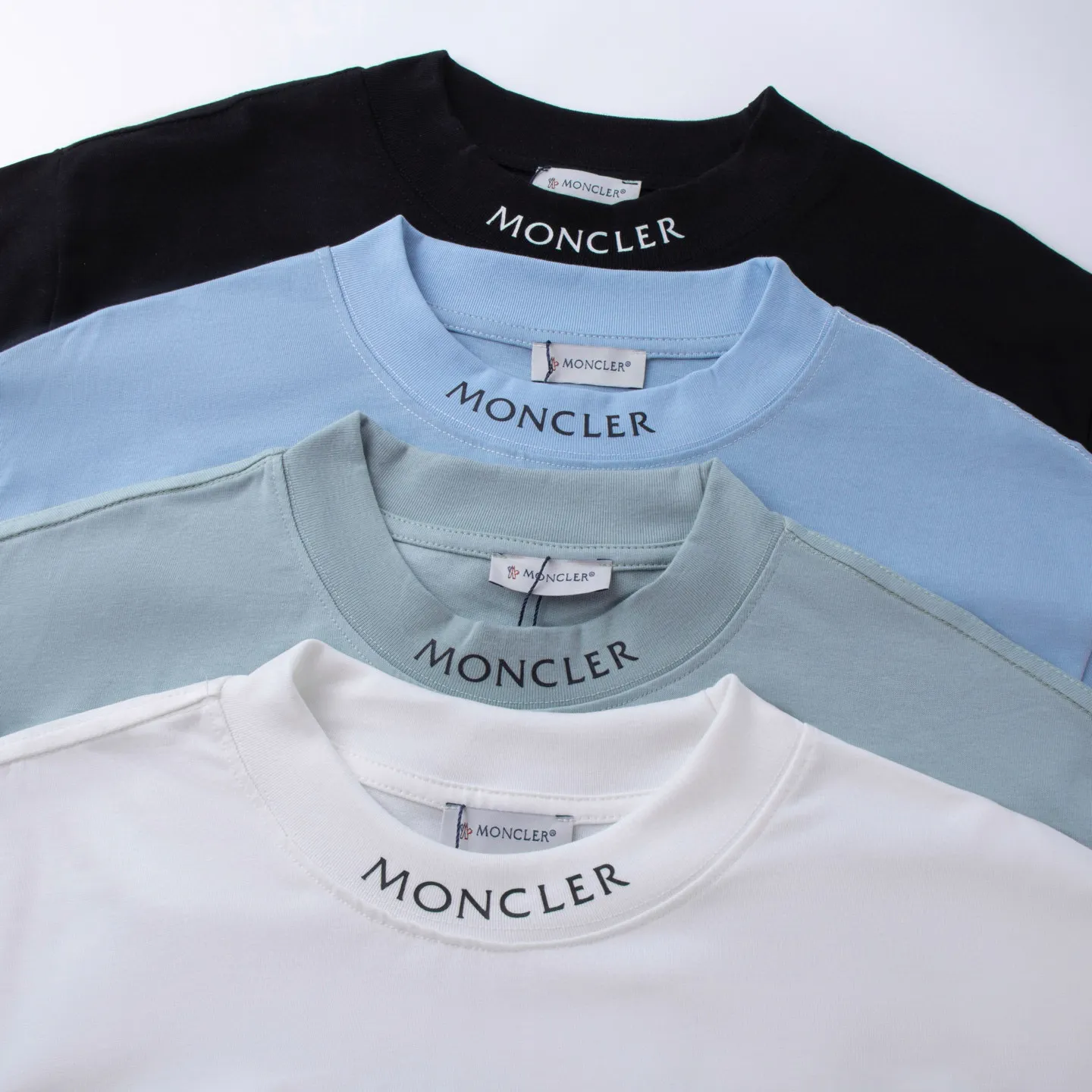 P136 Style No.: 830 〈MONCLER〉The price of the MONCLER is actually quite advantageous. Those who have been to the counters should know that the price of the MONCLER is not much cheaper than Gucci Burberry. It is just relatively low-key and unwilling to hype. It is a picture that you will buy or not. It has an arrogant existence... Exclusively customized 270 grams of 32-count double-yarn smooth cotton. The texture is very soft and comfortable. 100% top-grade fabric that is different from the market (does not shrink, deform, or pill). Matched with 320g 1*1 thread (the fabric thread is dyed in the same vat, no color difference, the thread is not easy to deform) Color: black, white, sky blue, pea green Code number: S-XL
