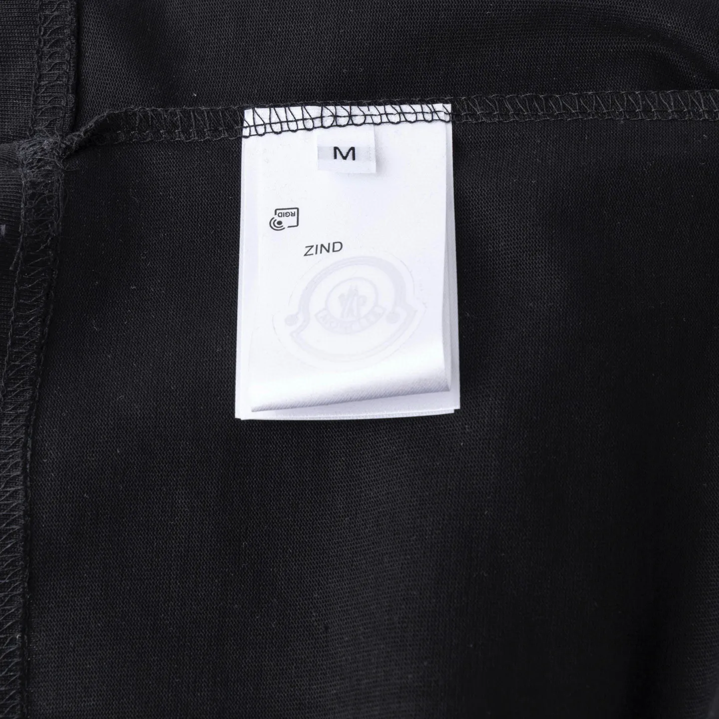 P136 Style No.: 830 〈MONCLER〉The price of the MONCLER is actually quite advantageous. Those who have been to the counters should know that the price of the MONCLER is not much cheaper than Gucci Burberry. It is just relatively low-key and unwilling to hype. It is a picture that you will buy or not. It has an arrogant existence... Exclusively customized 270 grams of 32-count double-yarn smooth cotton. The texture is very soft and comfortable. 100% top-grade fabric that is different from the market (does not shrink, deform, or pill). Matched with 320g 1*1 thread (the fabric thread is dyed in the same vat, no color difference, the thread is not easy to deform) Color: black, white, sky blue, pea green Code number: S-XL