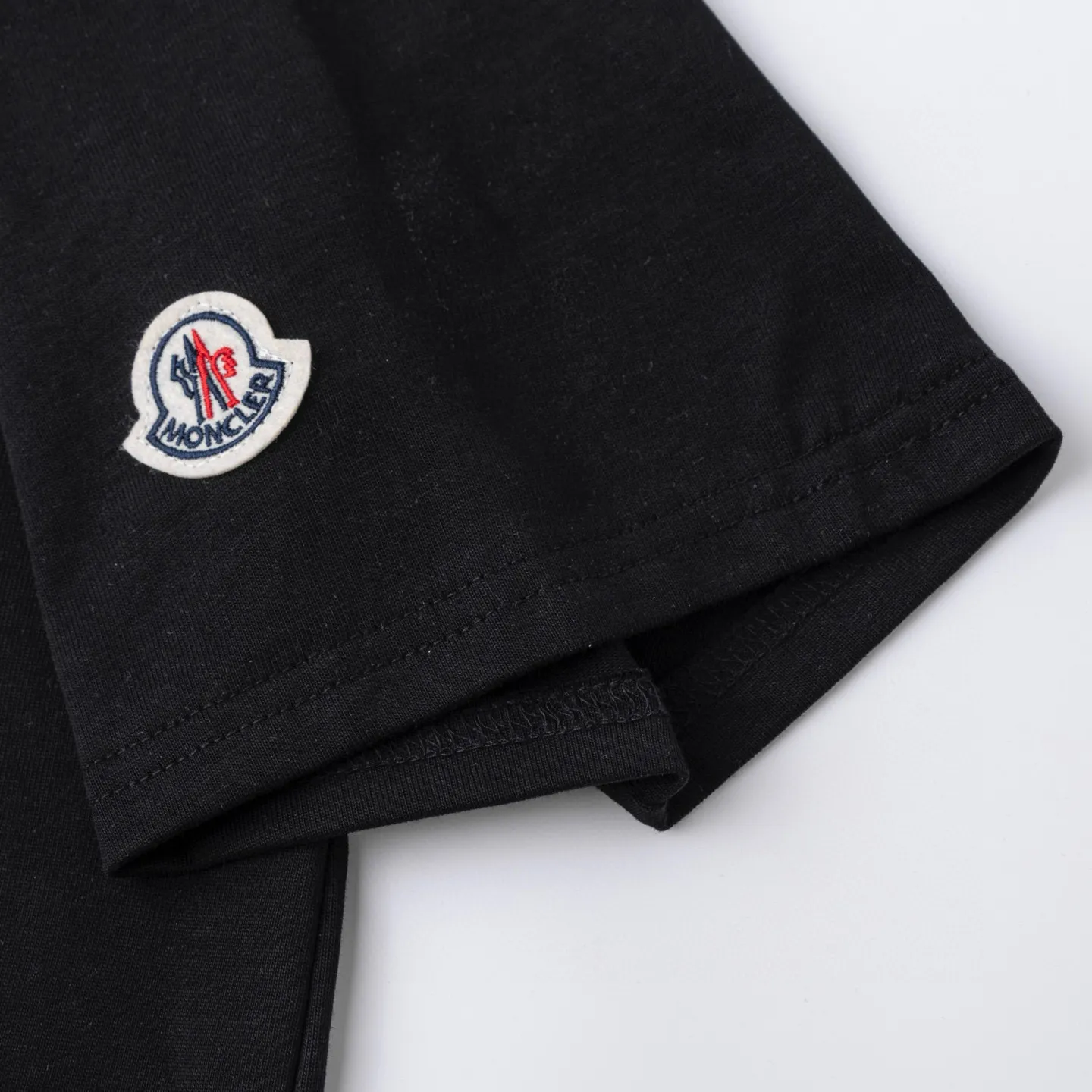 P136 Style No.: 830 〈MONCLER〉The price of the MONCLER is actually quite advantageous. Those who have been to the counters should know that the price of the MONCLER is not much cheaper than Gucci Burberry. It is just relatively low-key and unwilling to hype. It is a picture that you will buy or not. It has an arrogant existence... Exclusively customized 270 grams of 32-count double-yarn smooth cotton. The texture is very soft and comfortable. 100% top-grade fabric that is different from the market (does not shrink, deform, or pill). Matched with 320g 1*1 thread (the fabric thread is dyed in the same vat, no color difference, the thread is not easy to deform) Color: black, white, sky blue, pea green Code number: S-XL