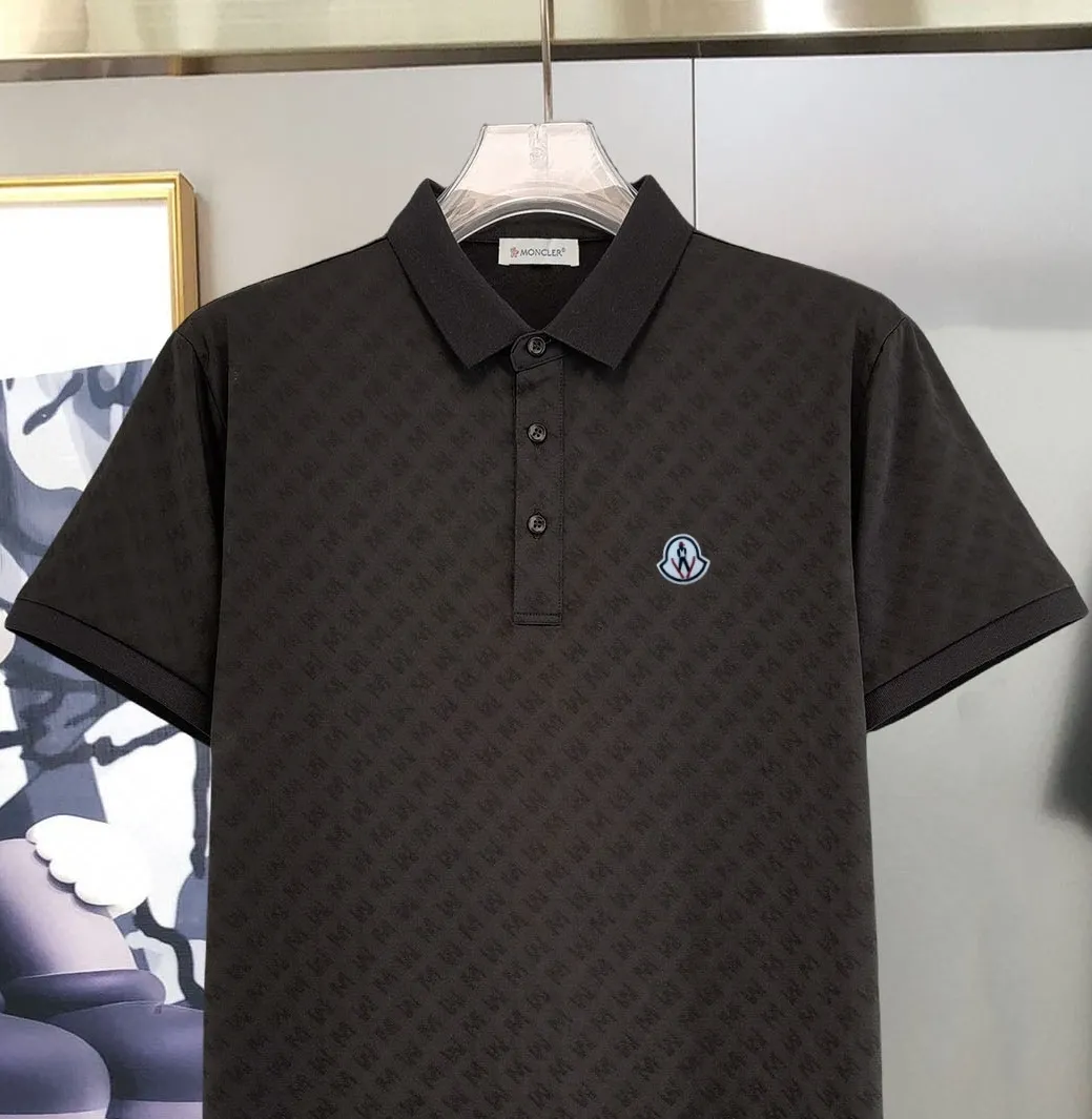 P210 Moncler 25 spring and summer top counter round neck short-sleeved T-shirt (complete with 3 labels) is made of imported Tencel cotton + jacquard fabric, original counter fabric, super brand recognition, high street and exquisite style, it will definitely become the best choice for high street appearances, short-sleeved T-shirt for couples. The fabric is light and refreshing, has a strong say in texture and comfort, has a delicate feel, is comfortable to wear, and has a good upper body effect. The mercerized cotton fabric has a very soft hand feel and the upper body is cool. This is the first time I have gotten such functional fabric in a long time. It is really good! It’s not a cheap style or material, you will definitely like it if you are trendy!  Made with the fusion of top elements, the upper body comfort is unparalleled. It can be said that it is a must-have in summer, and it is more fashionable and can easily create a fashionable outfit. It interprets your luxury and taste and creates your fashionable charm. Fashionable round neck chest T-shirt This T-shirt has exquisite craftsmanship and full design sense! The matching is trendy and stylish! This must-have item has an elegant upper body, looks good both inside and outside, and combines fashion and comfort. It looks like a basic couple’s T-shirt, but it’s actually not. It can be worn alone. It’s no problem to wear it in one piece for all seasons. The product is really, really good! It comes from the original factory. There are not many pieces that you can count on your fingers. Whether you can own it depends on your hand speed. It is flat and snug and not easy to deform. The brand logo remains the same, creating an alternative luxury fashion atmosphere and becoming a new concept emerging in 2025. Available in two colors: white and black. Size: M L XL 2XL 3XL