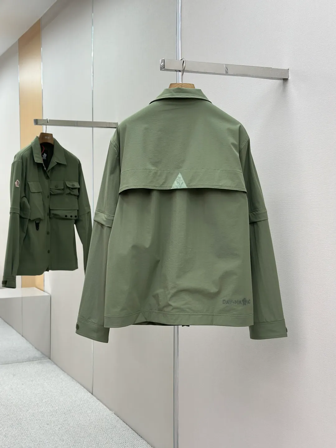 P640 Moncler Grenoble functional outdoor Custom dyed double stretch mercerized poplin Custom dyed soft mesh pongee Excellent texture Comfortable and close to the skin Dark green inspired by plant texture The color is taken from sage leaves soaked in morning dew Precision narrative of functional pocket system Balance of function and aesthetics The iconic Moncler logo appears on the sleeves, fully recognizable The triangular logo of the same color is hidden in the fabric texture like a mark in the undercurrent of the deep sea, extremely invisible and yet obvious The detachable sleeve design allows for diversified outfits. You can switch styles at will. It is chic and free. It shows nobility. It balances outdoor practicality and urban aesthetics and leads the fashion. Process 1: Using three-in-one process, the glue is firstly applied evenly on the surface of the substrate that needs to be composited, and then dried and solidified. Then the glue-coated substrate is composited with the non-woven fabric, and then cooled and solidified, and then composited with the filter non-woven fabric. The workmanship is cumbersome and complex, time-consuming and labor-intensive. Process 2: Embossing composite technology ensures that the embossed size and shape are consistent with the original through scanning, and then uses special glue as an adhesive to combine and then solidify to achieve complete dryness and optimal bonding effect. Process 3: Using CNC laser burning and cutting. Based on the high energy characteristics of the laser, the moving path of the laser beam is precisely controlled by the laser generator to achieve precise cutting of the shape of the piece. Process 4: Template machine bag opening. The preset template guides the position, shape and size of the bag opening. The accuracy ensures the quality of the bag opening effect. Process 5: Using infrared special machine buttoning, the position is more precise and strong. Accessories: Customized Moncler snap button Customized Moncler resin buckle Customized Moncler logo stamp Customized Moncler logo armband Customized Moncler zipper rope ring Customized Moncler zipper pull Customized Moncler trademark Version: Loose version Function: Detachable sleeve splicing Style can be switched at will Size: 1 2 3 4