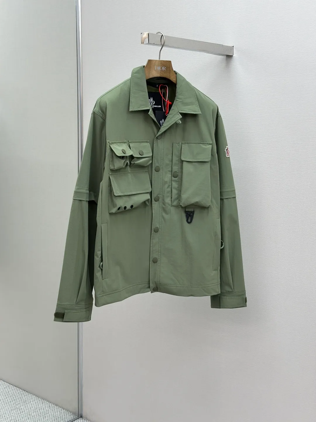 P640 Moncler Grenoble functional outdoor Custom dyed double stretch mercerized poplin Custom dyed soft mesh pongee Excellent texture Comfortable and close to the skin Dark green inspired by plant texture The color is taken from sage leaves soaked in morning dew Precision narrative of functional pocket system Balance of function and aesthetics The iconic Moncler logo appears on the sleeves, fully recognizable The triangular logo of the same color is hidden in the fabric texture like a mark in the undercurrent of the deep sea, extremely invisible and yet obvious The detachable sleeve design allows for diversified outfits. You can switch styles at will. It is chic and free. It shows nobility. It balances outdoor practicality and urban aesthetics and leads the fashion. Process 1: Using three-in-one process, the glue is firstly applied evenly on the surface of the substrate that needs to be composited, and then dried and solidified. Then the glue-coated substrate is composited with the non-woven fabric, and then cooled and solidified, and then composited with the filter non-woven fabric. The workmanship is cumbersome and complex, time-consuming and labor-intensive. Process 2: Embossing composite technology ensures that the embossed size and shape are consistent with the original through scanning, and then uses special glue as an adhesive to combine and then solidify to achieve complete dryness and optimal bonding effect. Process 3: Using CNC laser burning and cutting. Based on the high energy characteristics of the laser, the moving path of the laser beam is precisely controlled by the laser generator to achieve precise cutting of the shape of the piece. Process 4: Template machine bag opening. The preset template guides the position, shape and size of the bag opening. The accuracy ensures the quality of the bag opening effect. Process 5: Using infrared special machine buttoning, the position is more precise and strong. Accessories: Customized Moncler snap button Customized Moncler resin buckle Customized Moncler logo stamp Customized Moncler logo armband Customized Moncler zipper rope ring Customized Moncler zipper pull Customized Moncler trademark Version: Loose version Function: Detachable sleeve splicing Style can be switched at will Size: 1 2 3 4