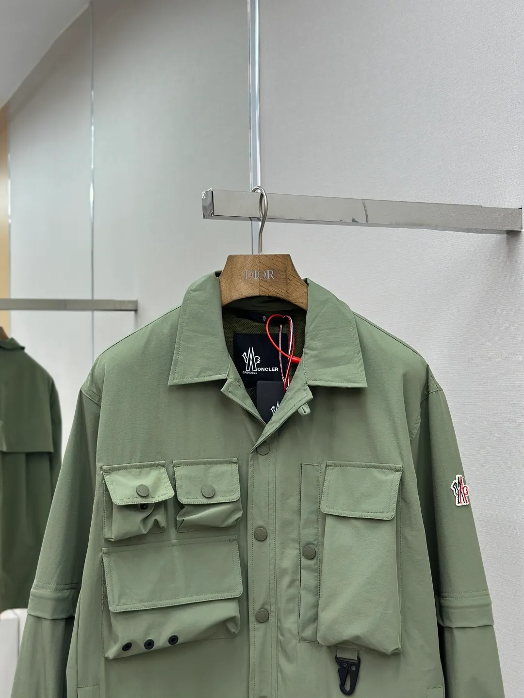 P640 Moncler Grenoble functional outdoor Custom dyed double stretch mercerized poplin Custom dyed soft mesh pongee Excellent texture Comfortable and close to the skin Dark green inspired by plant texture The color is taken from sage leaves soaked in morning dew Precision narrative of functional pocket system Balance of function and aesthetics The iconic Moncler logo appears on the sleeves, fully recognizable The triangular logo of the same color is hidden in the fabric texture like a mark in the undercurrent of the deep sea, extremely invisible and yet obvious The detachable sleeve design allows for diversified outfits. You can switch styles at will. It is chic and free. It shows nobility. It balances outdoor practicality and urban aesthetics and leads the fashion. Process 1: Using three-in-one process, the glue is firstly applied evenly on the surface of the substrate that needs to be composited, and then dried and solidified. Then the glue-coated substrate is composited with the non-woven fabric, and then cooled and solidified, and then composited with the filter non-woven fabric. The workmanship is cumbersome and complex, time-consuming and labor-intensive. Process 2: Embossing composite technology ensures that the embossed size and shape are consistent with the original through scanning, and then uses special glue as an adhesive to combine and then solidify to achieve complete dryness and optimal bonding effect. Process 3: Using CNC laser burning and cutting. Based on the high energy characteristics of the laser, the moving path of the laser beam is precisely controlled by the laser generator to achieve precise cutting of the shape of the piece. Process 4: Template machine bag opening. The preset template guides the position, shape and size of the bag opening. The accuracy ensures the quality of the bag opening effect. Process 5: Using infrared special machine buttoning, the position is more precise and strong. Accessories: Customized Moncler snap button Customized Moncler resin buckle Customized Moncler logo stamp Customized Moncler logo armband Customized Moncler zipper rope ring Customized Moncler zipper pull Customized Moncler trademark Version: Loose version Function: Detachable sleeve splicing Style can be switched at will Size: 1 2 3 4