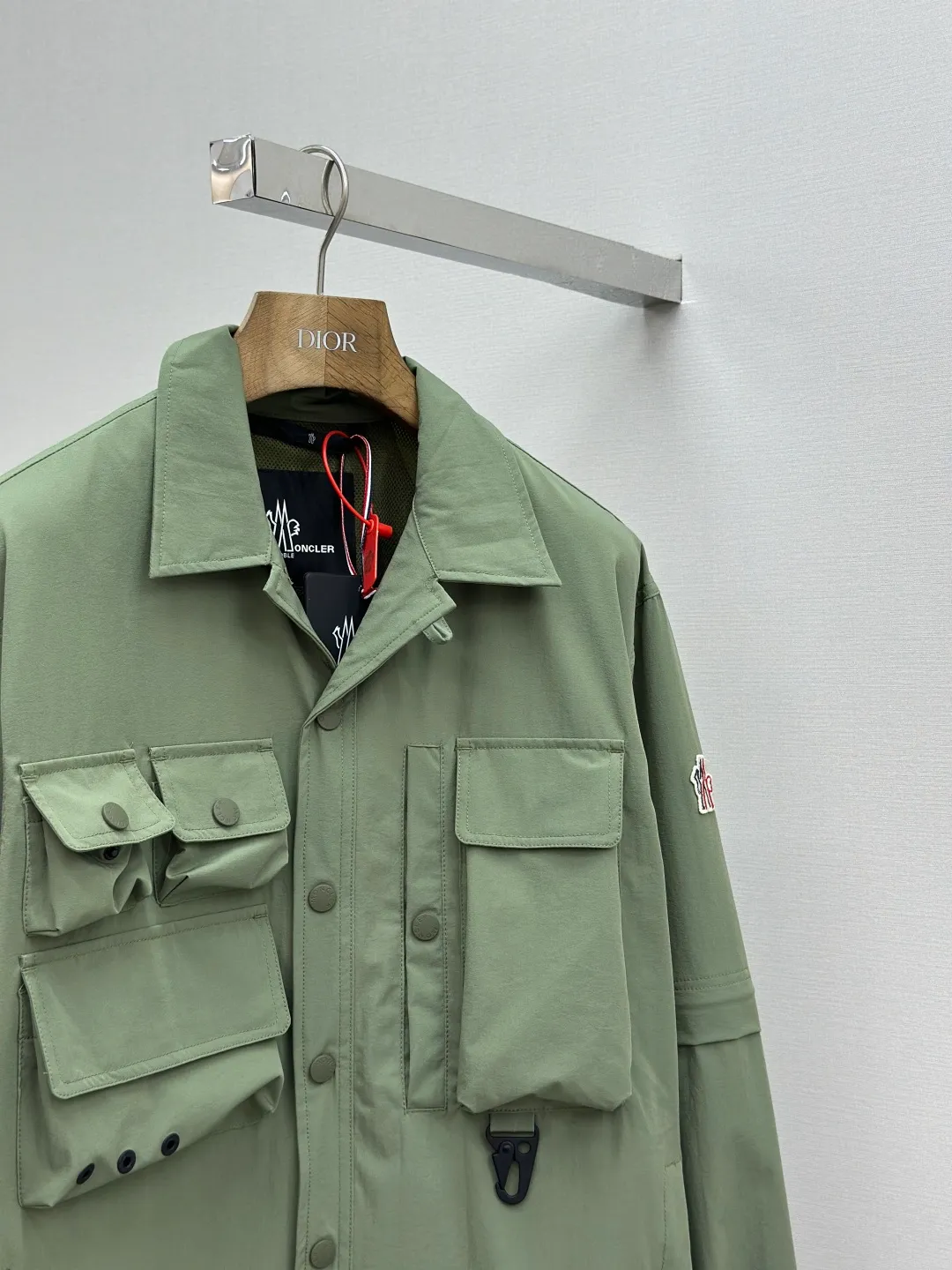 P640 Moncler Grenoble functional outdoor Custom dyed double stretch mercerized poplin Custom dyed soft mesh pongee Excellent texture Comfortable and close to the skin Dark green inspired by plant texture The color is taken from sage leaves soaked in morning dew Precision narrative of functional pocket system Balance of function and aesthetics The iconic Moncler logo appears on the sleeves, fully recognizable The triangular logo of the same color is hidden in the fabric texture like a mark in the undercurrent of the deep sea, extremely invisible and yet obvious The detachable sleeve design allows for diversified outfits. You can switch styles at will. It is chic and free. It shows nobility. It balances outdoor practicality and urban aesthetics and leads the fashion. Process 1: Using three-in-one process, the glue is firstly applied evenly on the surface of the substrate that needs to be composited, and then dried and solidified. Then the glue-coated substrate is composited with the non-woven fabric, and then cooled and solidified, and then composited with the filter non-woven fabric. The workmanship is cumbersome and complex, time-consuming and labor-intensive. Process 2: Embossing composite technology ensures that the embossed size and shape are consistent with the original through scanning, and then uses special glue as an adhesive to combine and then solidify to achieve complete dryness and optimal bonding effect. Process 3: Using CNC laser burning and cutting. Based on the high energy characteristics of the laser, the moving path of the laser beam is precisely controlled by the laser generator to achieve precise cutting of the shape of the piece. Process 4: Template machine bag opening. The preset template guides the position, shape and size of the bag opening. The accuracy ensures the quality of the bag opening effect. Process 5: Using infrared special machine buttoning, the position is more precise and strong. Accessories: Customized Moncler snap button Customized Moncler resin buckle Customized Moncler logo stamp Customized Moncler logo armband Customized Moncler zipper rope ring Customized Moncler zipper pull Customized Moncler trademark Version: Loose version Function: Detachable sleeve splicing Style can be switched at will Size: 1 2 3 4