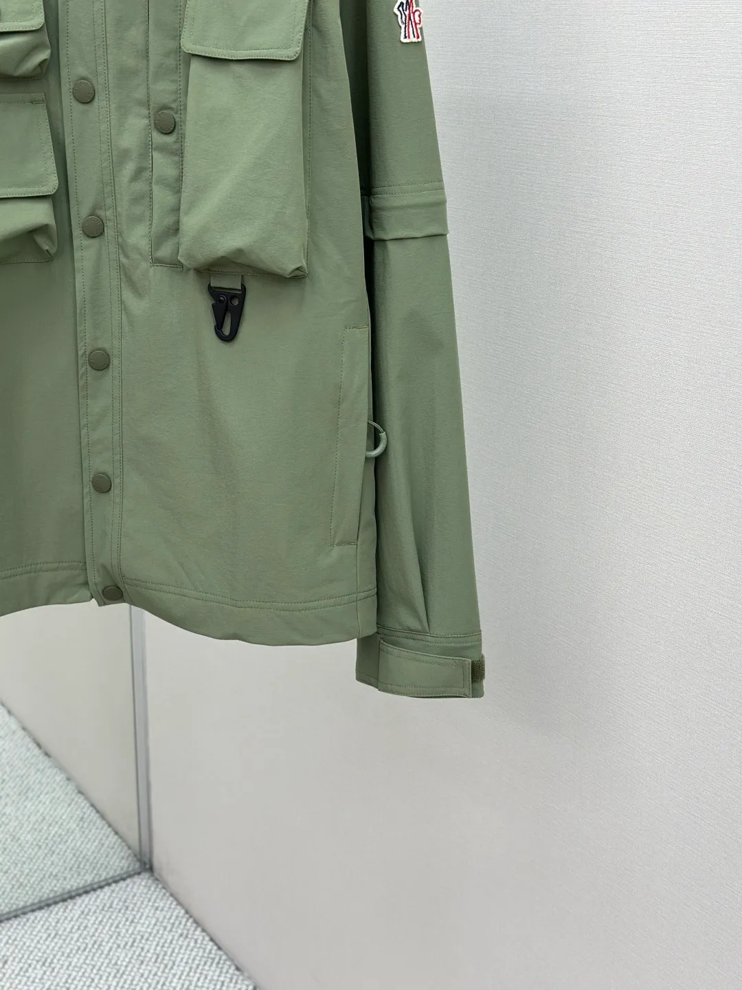 P640 Moncler Grenoble functional outdoor Custom dyed double stretch mercerized poplin Custom dyed soft mesh pongee Excellent texture Comfortable and close to the skin Dark green inspired by plant texture The color is taken from sage leaves soaked in morning dew Precision narrative of functional pocket system Balance of function and aesthetics The iconic Moncler logo appears on the sleeves, fully recognizable The triangular logo of the same color is hidden in the fabric texture like a mark in the undercurrent of the deep sea, extremely invisible and yet obvious The detachable sleeve design allows for diversified outfits. You can switch styles at will. It is chic and free. It shows nobility. It balances outdoor practicality and urban aesthetics and leads the fashion. Process 1: Using three-in-one process, the glue is firstly applied evenly on the surface of the substrate that needs to be composited, and then dried and solidified. Then the glue-coated substrate is composited with the non-woven fabric, and then cooled and solidified, and then composited with the filter non-woven fabric. The workmanship is cumbersome and complex, time-consuming and labor-intensive. Process 2: Embossing composite technology ensures that the embossed size and shape are consistent with the original through scanning, and then uses special glue as an adhesive to combine and then solidify to achieve complete dryness and optimal bonding effect. Process 3: Using CNC laser burning and cutting. Based on the high energy characteristics of the laser, the moving path of the laser beam is precisely controlled by the laser generator to achieve precise cutting of the shape of the piece. Process 4: Template machine bag opening. The preset template guides the position, shape and size of the bag opening. The accuracy ensures the quality of the bag opening effect. Process 5: Using infrared special machine buttoning, the position is more precise and strong. Accessories: Customized Moncler snap button Customized Moncler resin buckle Customized Moncler logo stamp Customized Moncler logo armband Customized Moncler zipper rope ring Customized Moncler zipper pull Customized Moncler trademark Version: Loose version Function: Detachable sleeve splicing Style can be switched at will Size: 1 2 3 4