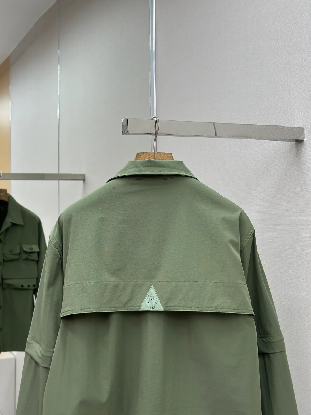 P640 Moncler Grenoble functional outdoor Custom dyed double stretch mercerized poplin Custom dyed soft mesh pongee Excellent texture Comfortable and close to the skin Dark green inspired by plant texture The color is taken from sage leaves soaked in morning dew Precision narrative of functional pocket system Balance of function and aesthetics The iconic Moncler logo appears on the sleeves, fully recognizable The triangular logo of the same color is hidden in the fabric texture like a mark in the undercurrent of the deep sea, extremely invisible and yet obvious The detachable sleeve design allows for diversified outfits. You can switch styles at will. It is chic and free. It shows nobility. It balances outdoor practicality and urban aesthetics and leads the fashion. Process 1: Using three-in-one process, the glue is firstly applied evenly on the surface of the substrate that needs to be composited, and then dried and solidified. Then the glue-coated substrate is composited with the non-woven fabric, and then cooled and solidified, and then composited with the filter non-woven fabric. The workmanship is cumbersome and complex, time-consuming and labor-intensive. Process 2: Embossing composite technology ensures that the embossed size and shape are consistent with the original through scanning, and then uses special glue as an adhesive to combine and then solidify to achieve complete dryness and optimal bonding effect. Process 3: Using CNC laser burning and cutting. Based on the high energy characteristics of the laser, the moving path of the laser beam is precisely controlled by the laser generator to achieve precise cutting of the shape of the piece. Process 4: Template machine bag opening. The preset template guides the position, shape and size of the bag opening. The accuracy ensures the quality of the bag opening effect. Process 5: Using infrared special machine buttoning, the position is more precise and strong. Accessories: Customized Moncler snap button Customized Moncler resin buckle Customized Moncler logo stamp Customized Moncler logo armband Customized Moncler zipper rope ring Customized Moncler zipper pull Customized Moncler trademark Version: Loose version Function: Detachable sleeve splicing Style can be switched at will Size: 1 2 3 4