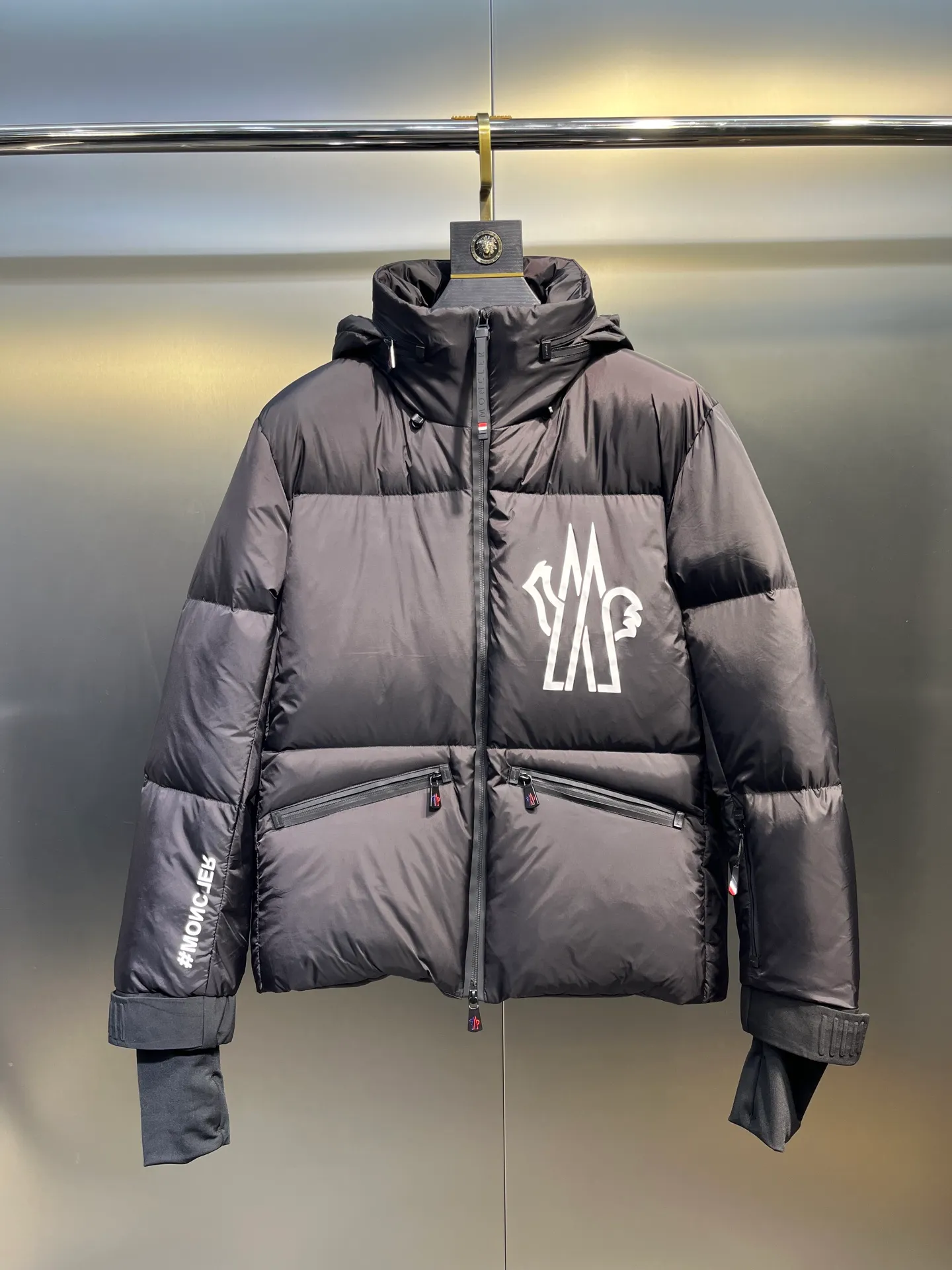 P1000 moncler🌟 2025 autumn and winter new down jacket. Original 1:1 customized hardware accessories, all imported and original customization. Welcome to compare at the counter. Absolutely high quality. Made of top 95 white duck down. Super soft. Full and fluffy. Super heavy work. Fabric workmanship and perfect pattern. Note⚠The fabric is super comfortable. Exclusive model. Non-market goods. Same size for men and women. Size: 12345