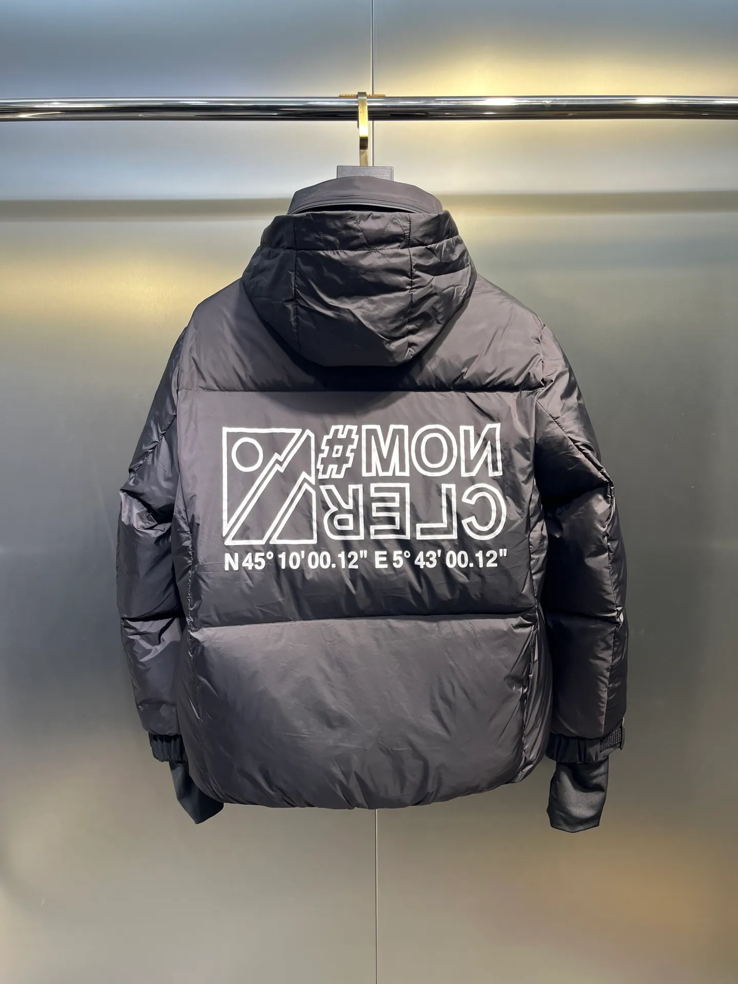 P1000 moncler🌟 2025 autumn and winter new down jacket. Original 1:1 customized hardware accessories, all imported and original customization. Welcome to compare at the counter. Absolutely high quality. Made of top 95 white duck down. Super soft. Full and fluffy. Super heavy work. Fabric workmanship and perfect pattern. Note⚠The fabric is super comfortable. Exclusive model. Non-market goods. Same size for men and women. Size: 12345