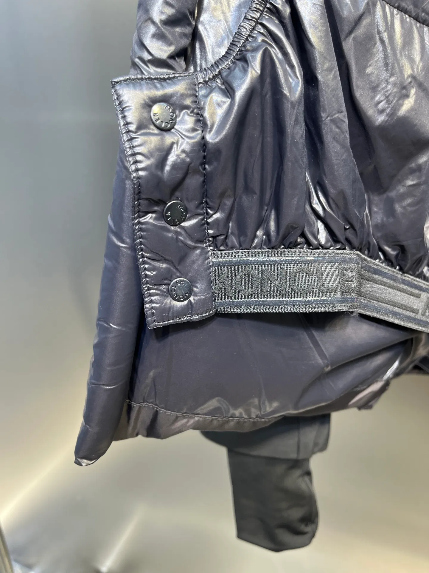 P1000 moncler🌟 2025 autumn and winter new down jacket. Original 1:1 customized hardware accessories, all imported and original customization. Welcome to compare at the counter. Absolutely high quality. Made of top 95 white duck down. Super soft. Full and fluffy. Super heavy work. Fabric workmanship and perfect pattern. Note⚠The fabric is super comfortable. Exclusive model. Non-market goods. Same size for men and women. Size: 12345
