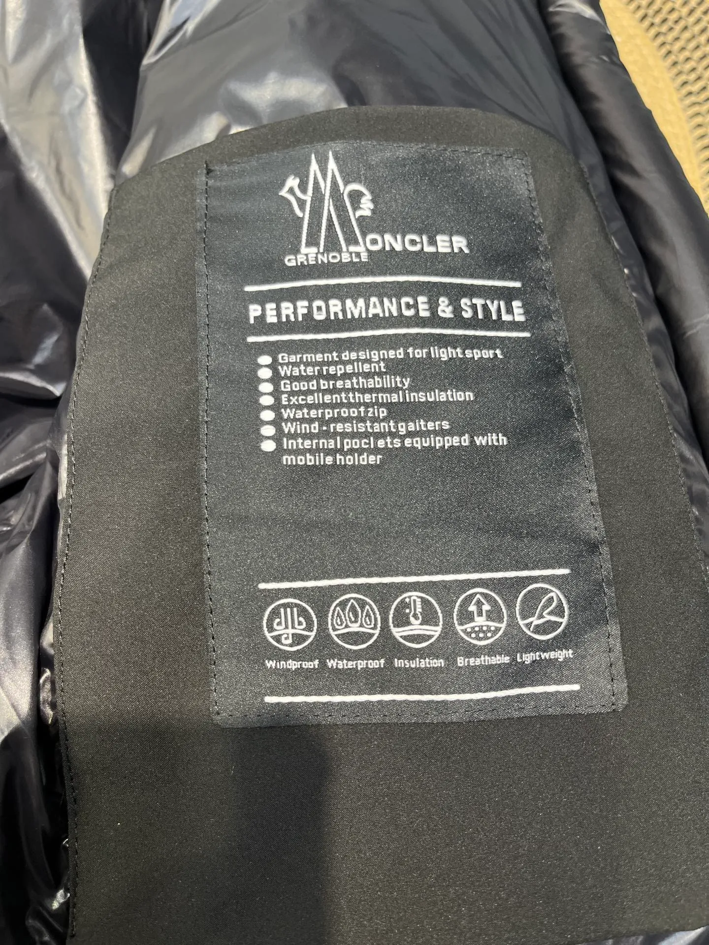 P1000 moncler🌟 2025 autumn and winter new down jacket. Original 1:1 customized hardware accessories, all imported and original customization. Welcome to compare at the counter. Absolutely high quality. Made of top 95 white duck down. Super soft. Full and fluffy. Super heavy work. Fabric workmanship and perfect pattern. Note⚠The fabric is super comfortable. Exclusive model. Non-market goods. Same size for men and women. Size: 12345