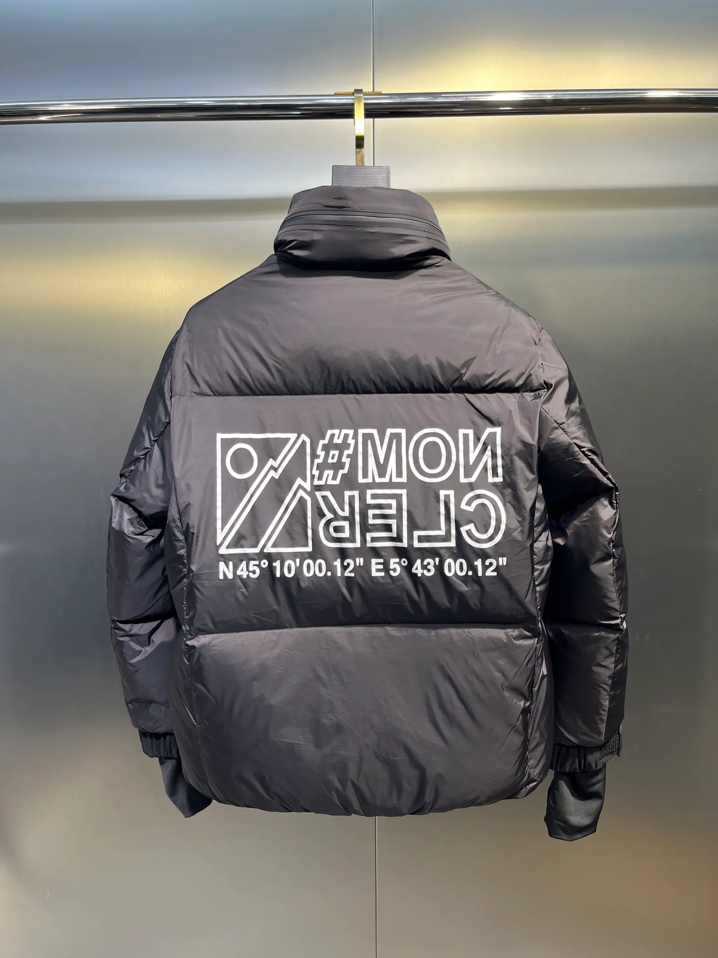 P1000 moncler🌟 2025 autumn and winter new down jacket. Original 1:1 customized hardware accessories, all imported and original customization. Welcome to compare at the counter. Absolutely high quality. Made of top 95 white duck down. Super soft. Full and fluffy. Super heavy work. Fabric workmanship and perfect pattern. Note⚠The fabric is super comfortable. Exclusive model. Non-market goods. Same size for men and women. Size: 12345
