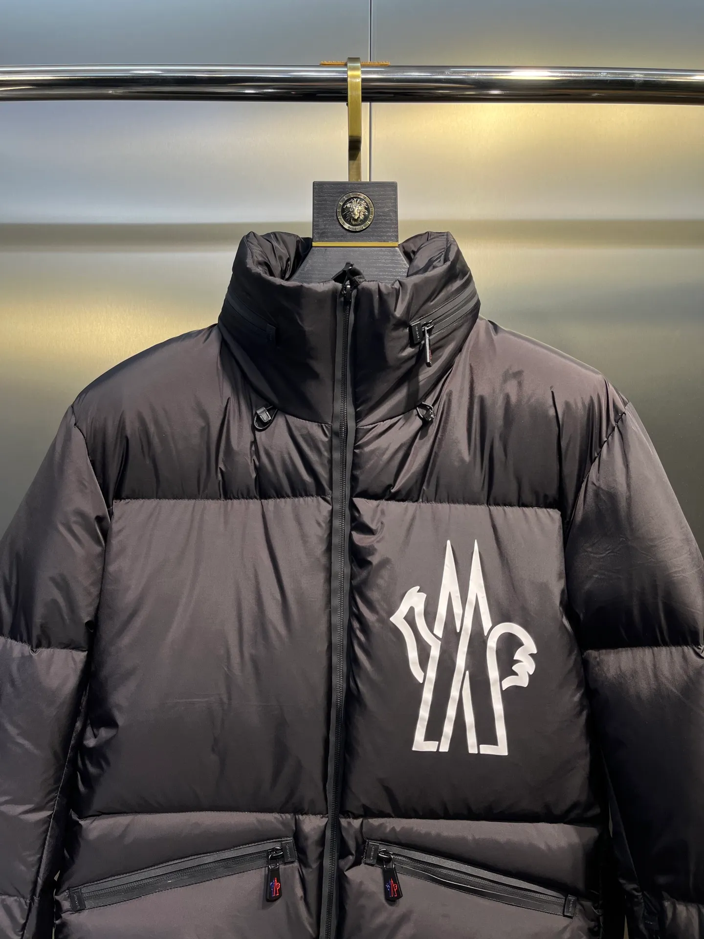 P1000 moncler🌟 2025 autumn and winter new down jacket. Original 1:1 customized hardware accessories, all imported and original customization. Welcome to compare at the counter. Absolutely high quality. Made of top 95 white duck down. Super soft. Full and fluffy. Super heavy work. Fabric workmanship and perfect pattern. Note⚠The fabric is super comfortable. Exclusive model. Non-market goods. Same size for men and women. Size: 12345