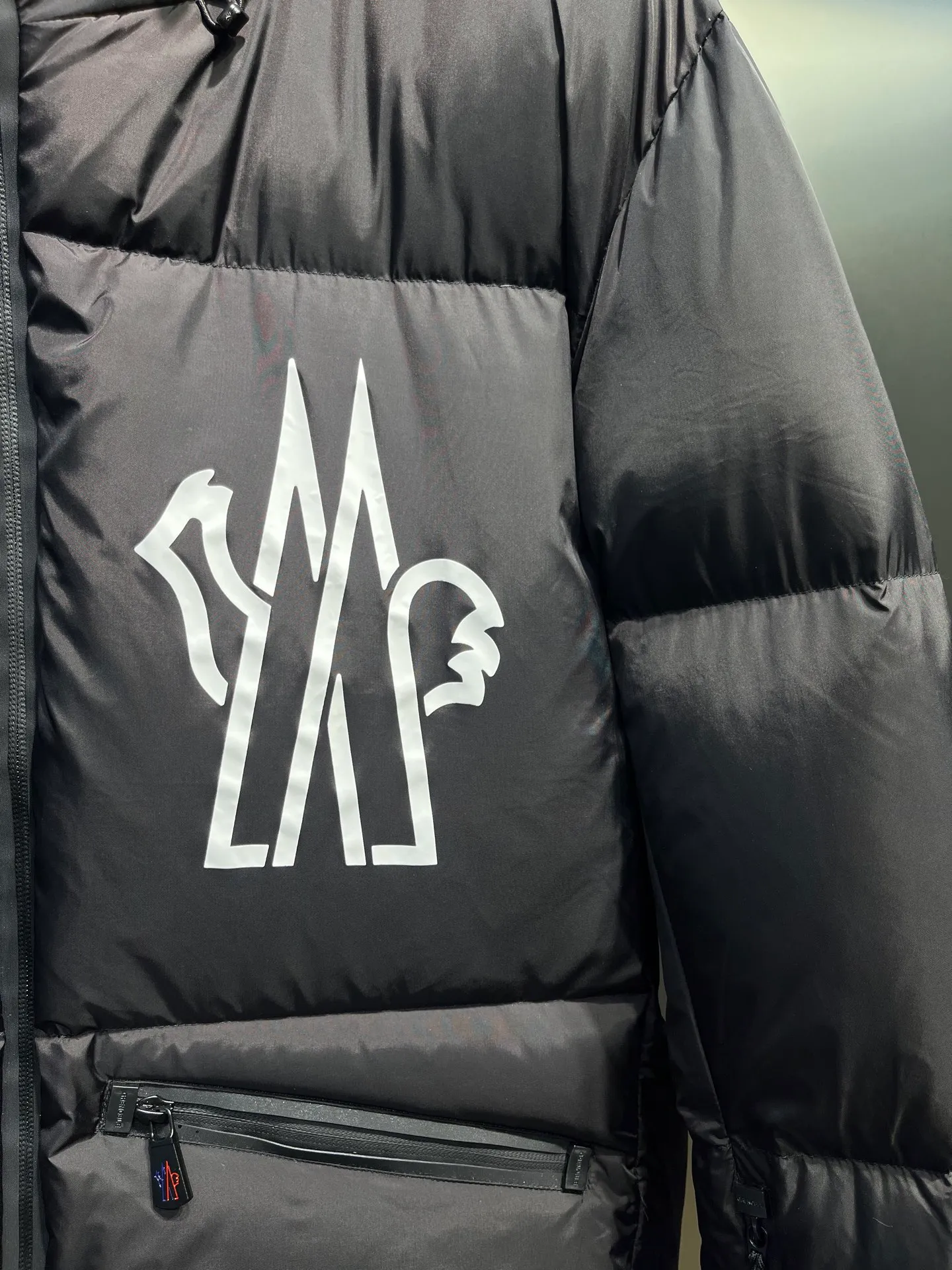 P1000 moncler🌟 2025 autumn and winter new down jacket. Original 1:1 customized hardware accessories, all imported and original customization. Welcome to compare at the counter. Absolutely high quality. Made of top 95 white duck down. Super soft. Full and fluffy. Super heavy work. Fabric workmanship and perfect pattern. Note⚠The fabric is super comfortable. Exclusive model. Non-market goods. Same size for men and women. Size: 12345