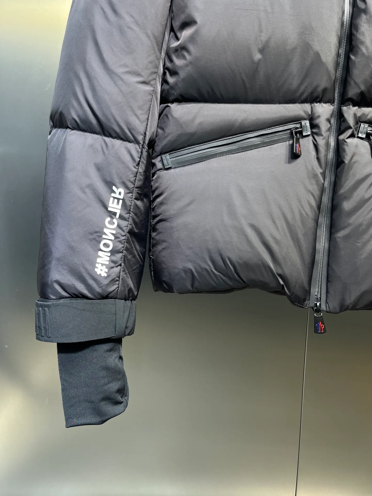 P1000 moncler🌟 2025 autumn and winter new down jacket. Original 1:1 customized hardware accessories, all imported and original customization. Welcome to compare at the counter. Absolutely high quality. Made of top 95 white duck down. Super soft. Full and fluffy. Super heavy work. Fabric workmanship and perfect pattern. Note⚠The fabric is super comfortable. Exclusive model. Non-market goods. Same size for men and women. Size: 12345
