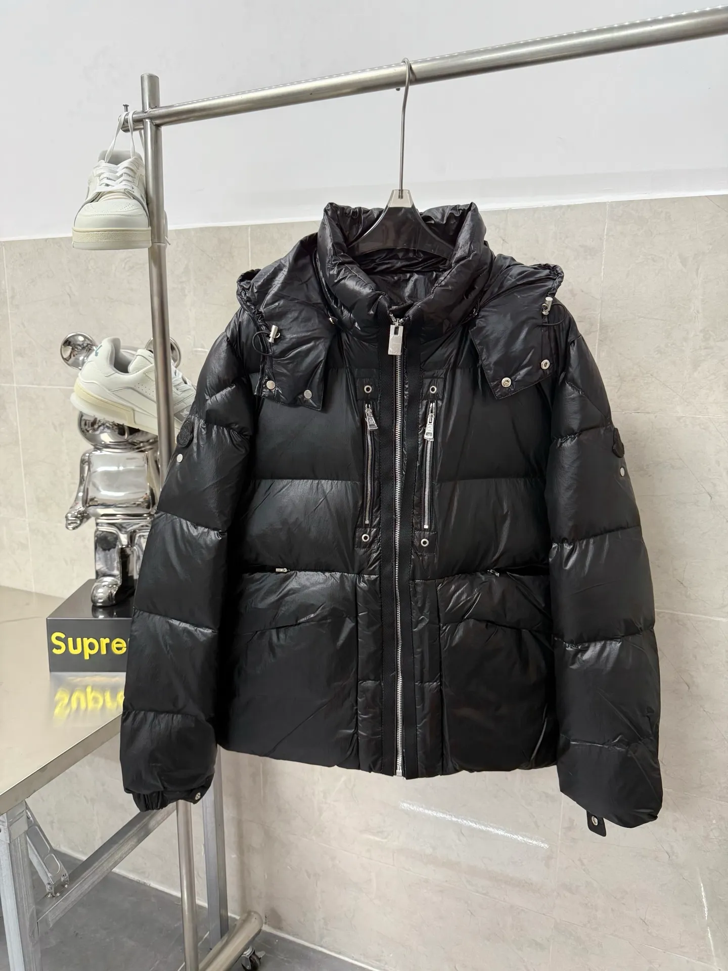 P1020 Moncler double-label heavy-duty down jacket from Victoria Victoria. The most classic and recognizable new design is embellished with the brand logo, and the upper body is very high-street style! The zipper hardware is more advanced! A simple design allows you not to be afraid of the cold in winter! Filled with white down to ensure warmth and care! The two-way zipper placket can adjust the version while locking in the temperature. Color: Black Silver Gray Size: 12345