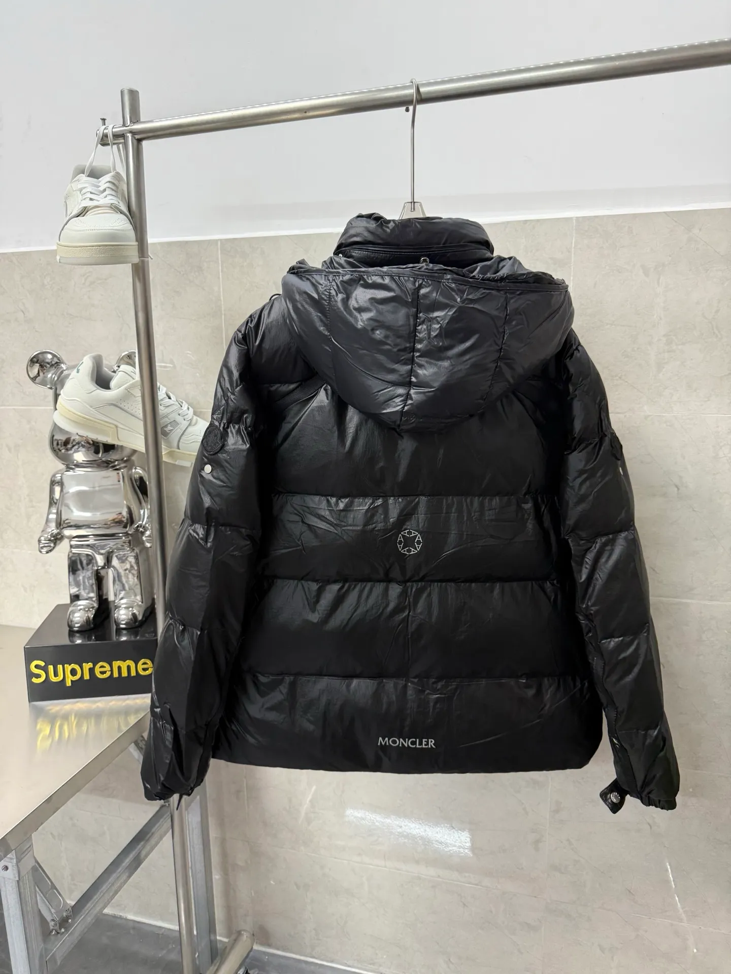 P1020 Moncler double-label heavy-duty down jacket from Victoria Victoria. The most classic and recognizable new design is embellished with the brand logo, and the upper body is very high-street style! The zipper hardware is more advanced! A simple design allows you not to be afraid of the cold in winter! Filled with white down to ensure warmth and care! The two-way zipper placket can adjust the version while locking in the temperature. Color: Black Silver Gray Size: 12345
