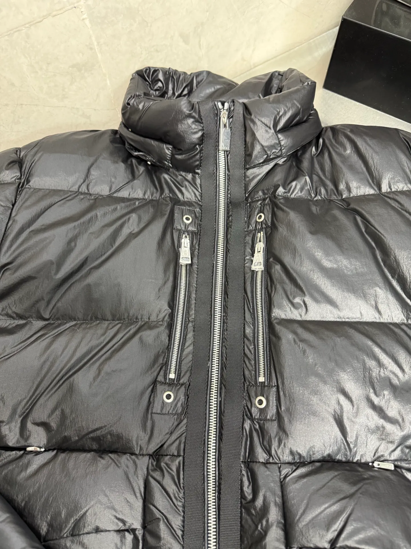 P1020 Moncler double-label heavy-duty down jacket from Victoria Victoria. The most classic and recognizable new design is embellished with the brand logo, and the upper body is very high-street style! The zipper hardware is more advanced! A simple design allows you not to be afraid of the cold in winter! Filled with white down to ensure warmth and care! The two-way zipper placket can adjust the version while locking in the temperature. Color: Black Silver Gray Size: 12345