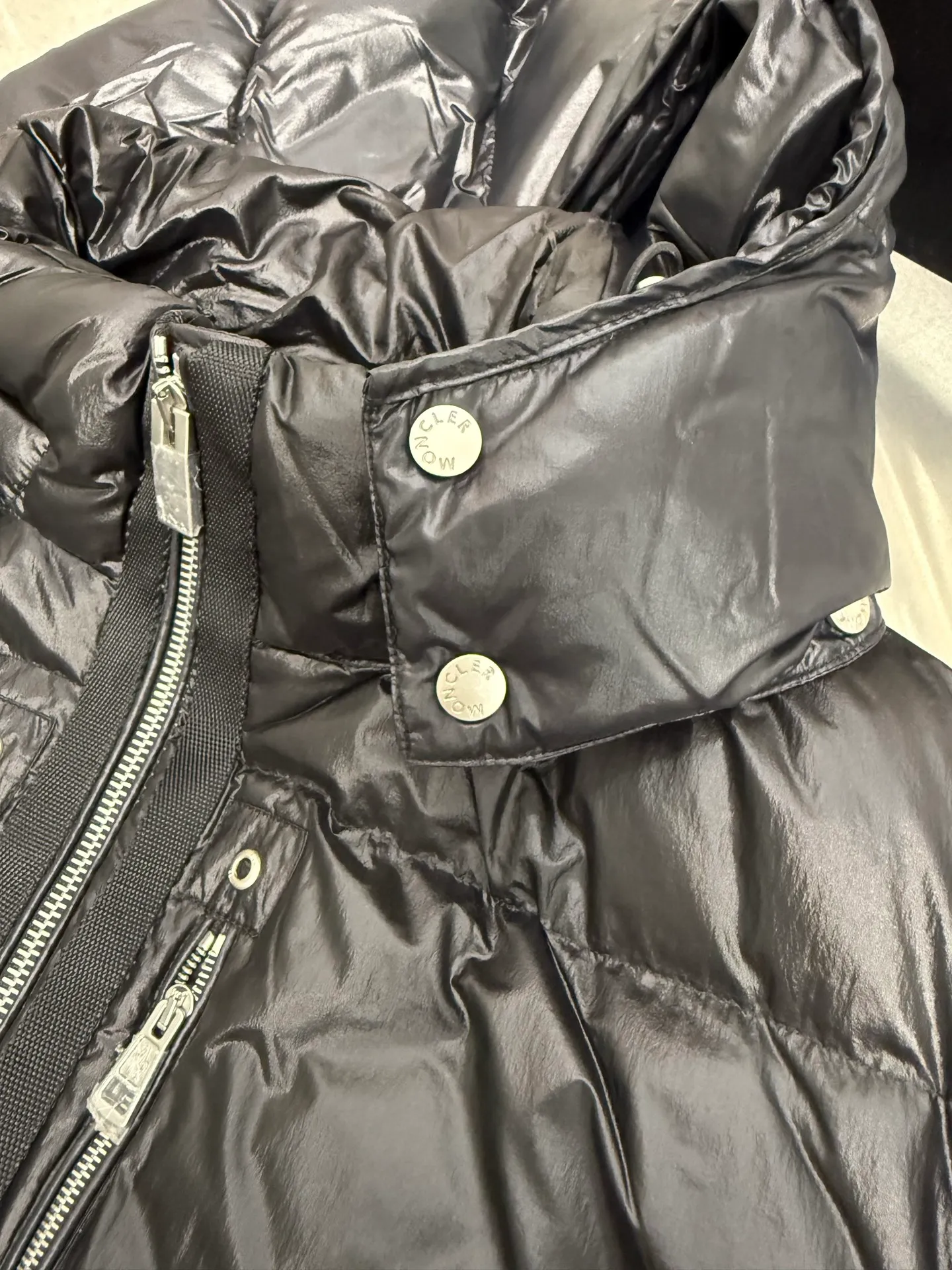 P1020 Moncler double-label heavy-duty down jacket from Victoria Victoria. The most classic and recognizable new design is embellished with the brand logo, and the upper body is very high-street style! The zipper hardware is more advanced! A simple design allows you not to be afraid of the cold in winter! Filled with white down to ensure warmth and care! The two-way zipper placket can adjust the version while locking in the temperature. Color: Black Silver Gray Size: 12345