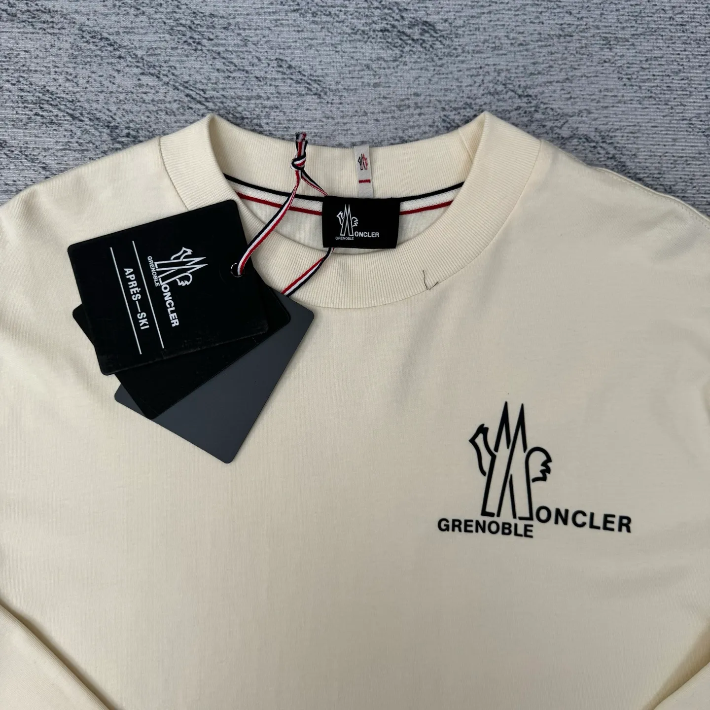 P370 MONCLER Covered round neck logo long-sleeved cotton T-shirt SIZE S/M/L/XL