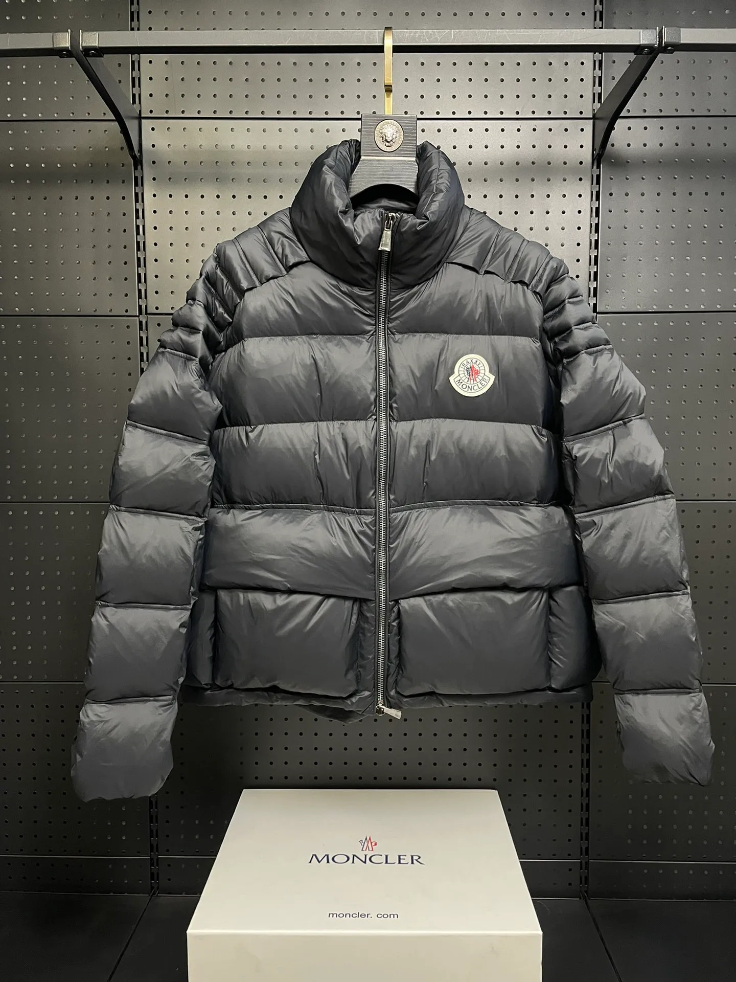P1100 Premium down⬆️Moncler Actors Zhou Yutong and Wang Anyu passionately interpret the "dream staircase" design concept. This three-dimensional quilted down jacket is made of lightweight tear-resistant fabric and was created in collaboration with Christopher Raxxy. This down jacket is inspired by a spiral staircase, with decorative elements that represent the winding steps of destiny. Details Made of lightweight ripstop fabric Fine ripstop lining Zippered opening and hidden pockets Windproof fly Zip closure Quilted patch, down-filled Co-branded felt logo patch size: 0123