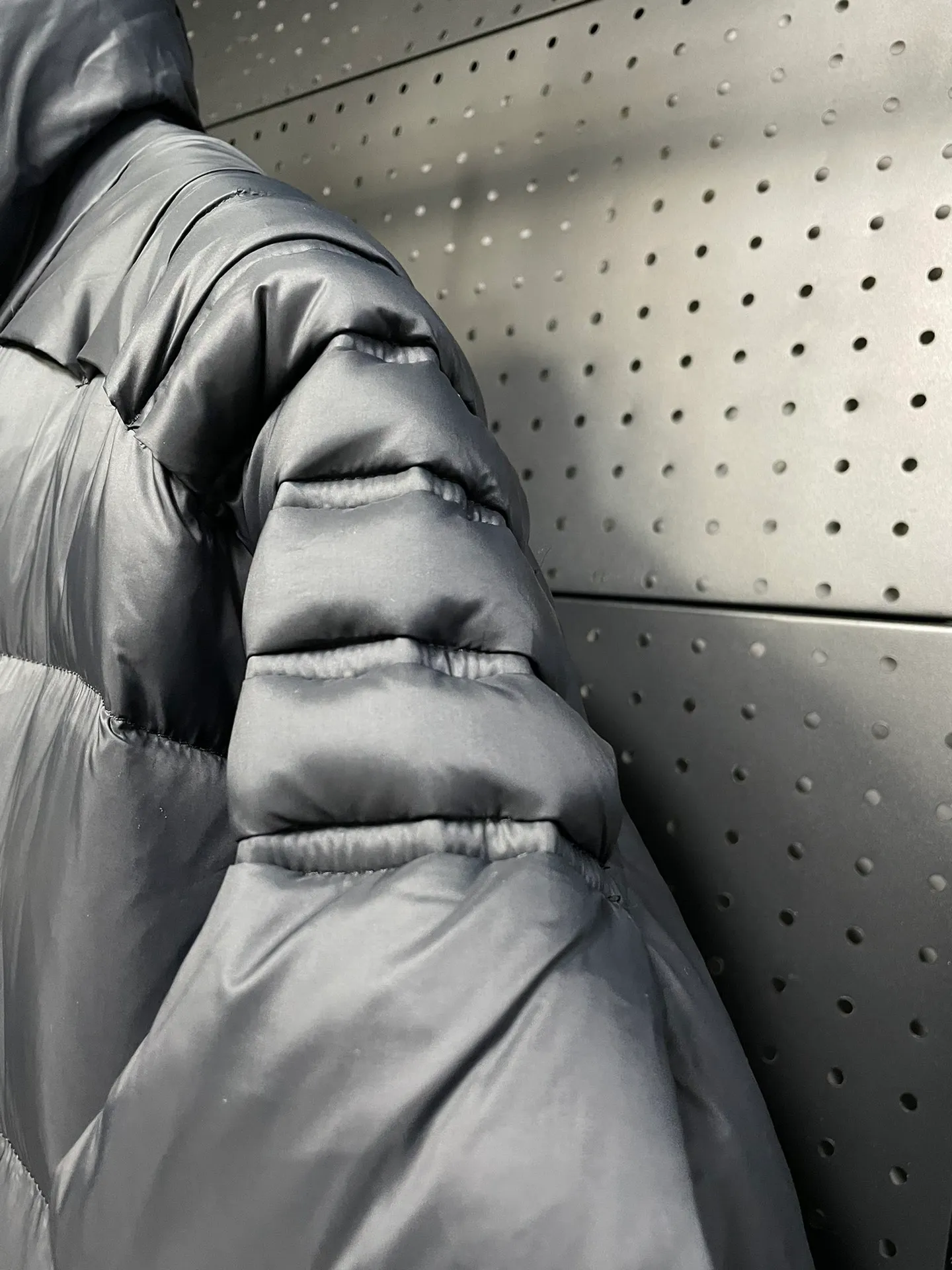P1100 Premium down⬆️Moncler Actors Zhou Yutong and Wang Anyu passionately interpret the "dream staircase" design concept. This three-dimensional quilted down jacket is made of lightweight tear-resistant fabric and was created in collaboration with Christopher Raxxy. This down jacket is inspired by a spiral staircase, with decorative elements that represent the winding steps of destiny. Details Made of lightweight ripstop fabric Fine ripstop lining Zippered opening and hidden pockets Windproof fly Zip closure Quilted patch, down-filled Co-branded felt logo patch size: 0123