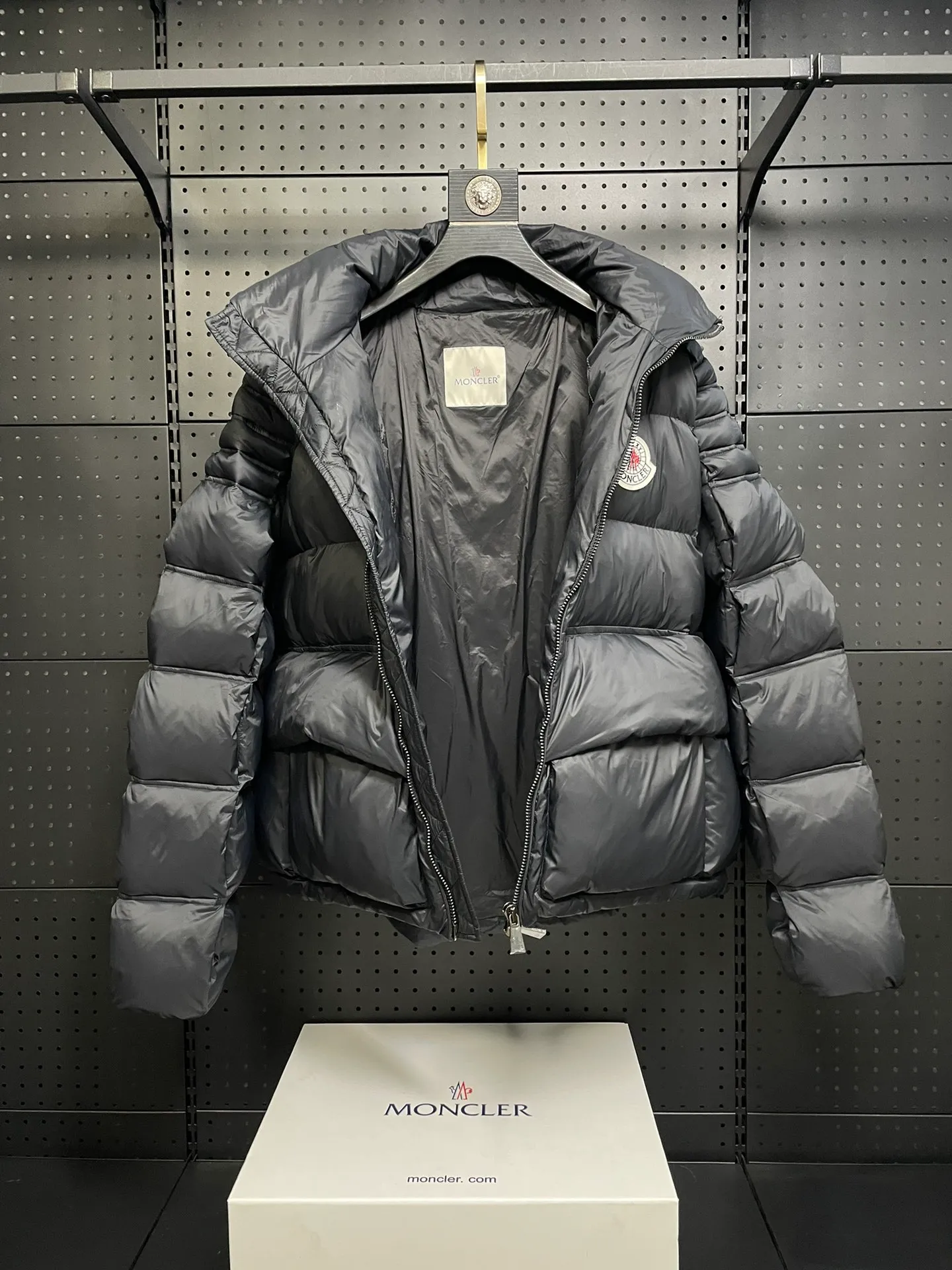 P1100 Premium down⬆️Moncler Actors Zhou Yutong and Wang Anyu passionately interpret the "dream staircase" design concept. This three-dimensional quilted down jacket is made of lightweight tear-resistant fabric and was created in collaboration with Christopher Raxxy. This down jacket is inspired by a spiral staircase, with decorative elements that represent the winding steps of destiny. Details Made of lightweight ripstop fabric Fine ripstop lining Zippered opening and hidden pockets Windproof fly Zip closure Quilted patch, down-filled Co-branded felt logo patch size: 0123