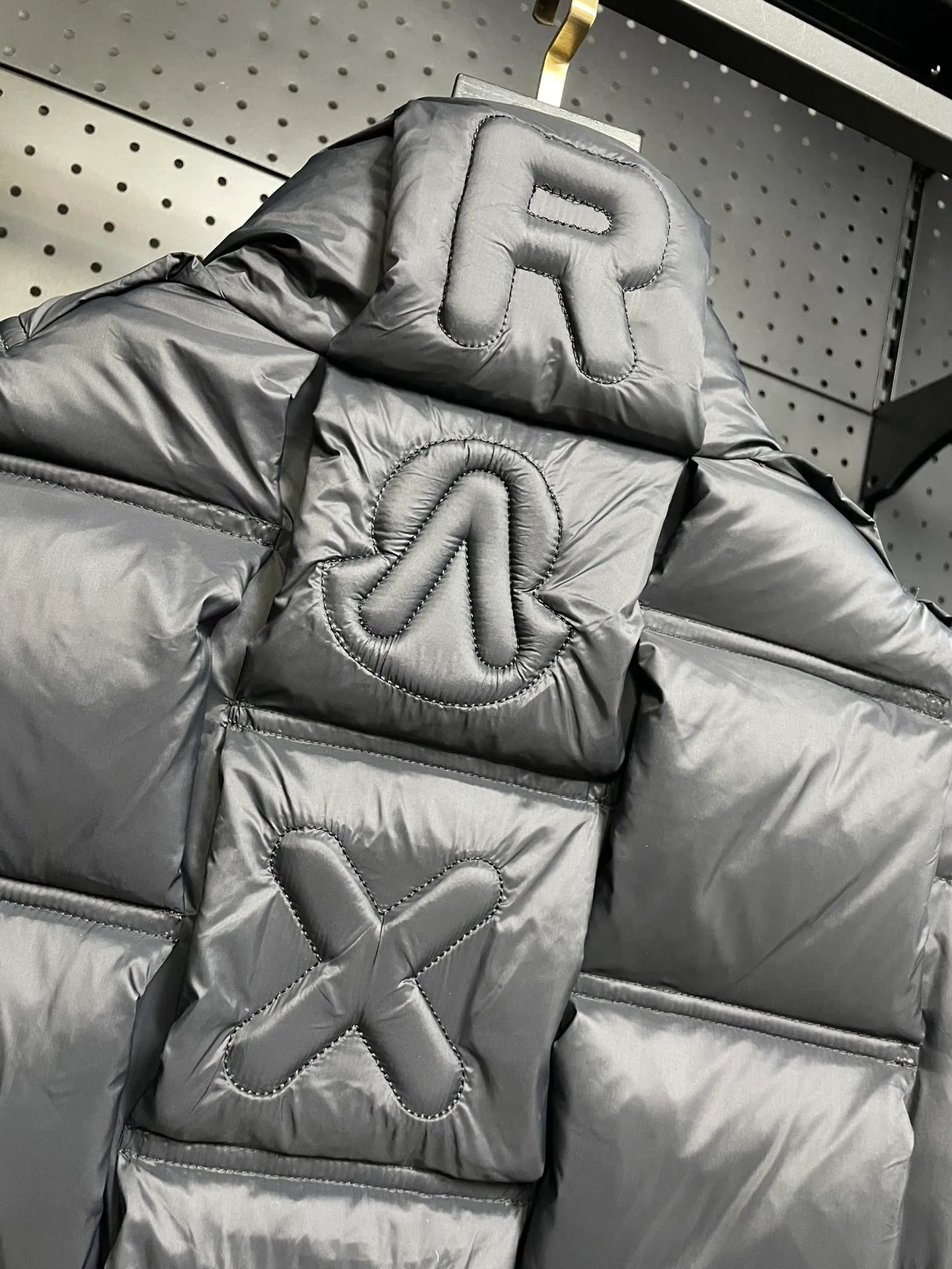 P1100 Premium down⬆️Moncler Actors Zhou Yutong and Wang Anyu passionately interpret the "dream staircase" design concept. This three-dimensional quilted down jacket is made of lightweight tear-resistant fabric and was created in collaboration with Christopher Raxxy. This down jacket is inspired by a spiral staircase, with decorative elements that represent the winding steps of destiny. Details Made of lightweight ripstop fabric Fine ripstop lining Zippered opening and hidden pockets Windproof fly Zip closure Quilted patch, down-filled Co-branded felt logo patch size: 0123