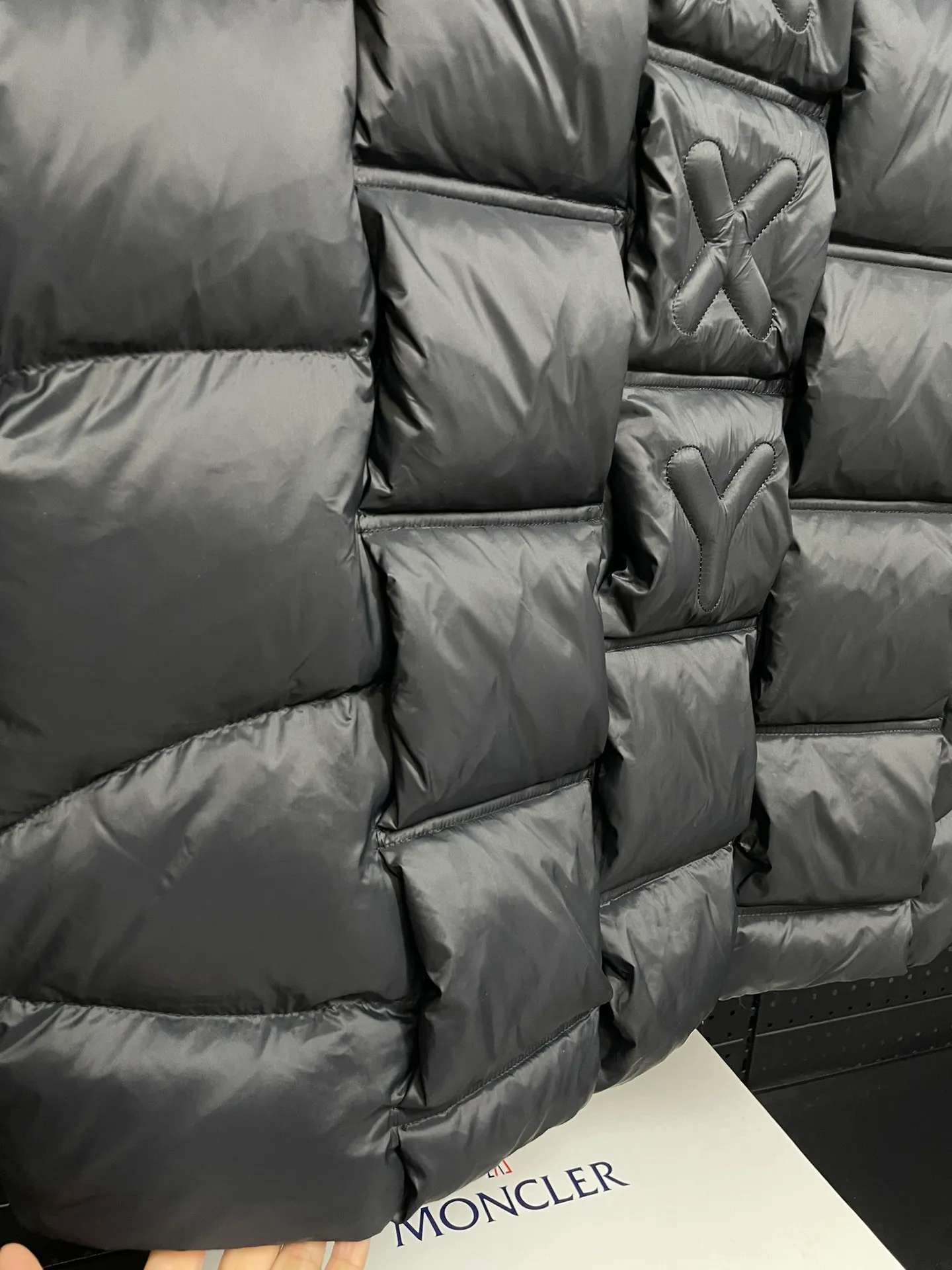P1100 Premium down⬆️Moncler Actors Zhou Yutong and Wang Anyu passionately interpret the "dream staircase" design concept. This three-dimensional quilted down jacket is made of lightweight tear-resistant fabric and was created in collaboration with Christopher Raxxy. This down jacket is inspired by a spiral staircase, with decorative elements that represent the winding steps of destiny. Details Made of lightweight ripstop fabric Fine ripstop lining Zippered opening and hidden pockets Windproof fly Zip closure Quilted patch, down-filled Co-branded felt logo patch size: 0123