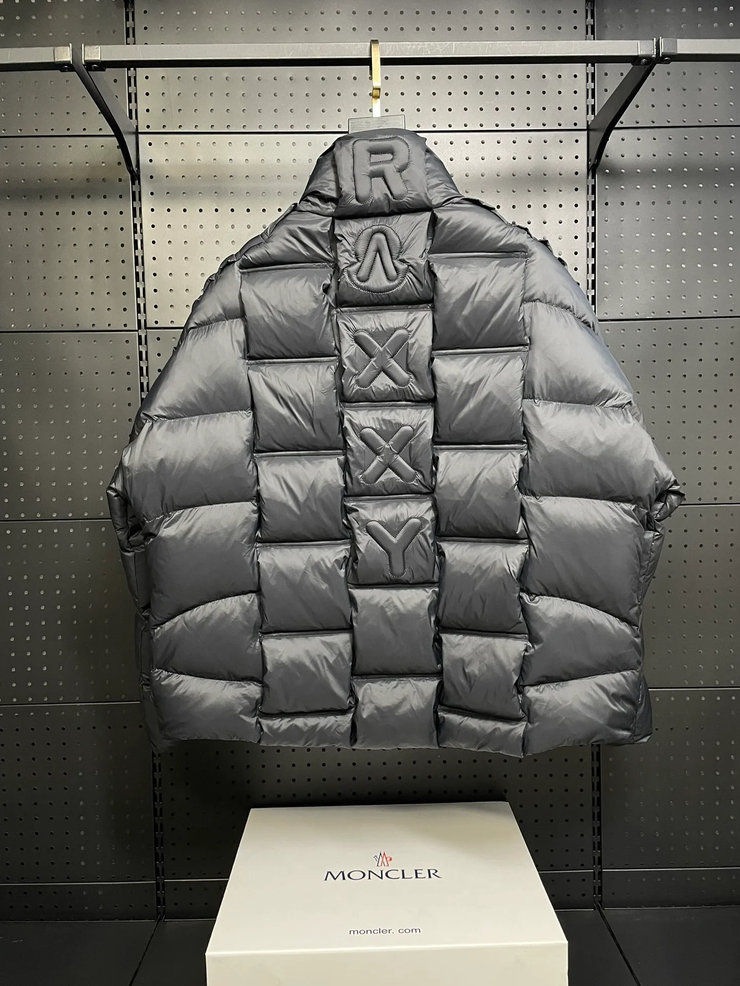 P1100 Premium down⬆️Moncler Actors Zhou Yutong and Wang Anyu passionately interpret the "dream staircase" design concept. This three-dimensional quilted down jacket is made of lightweight tear-resistant fabric and was created in collaboration with Christopher Raxxy. This down jacket is inspired by a spiral staircase, with decorative elements that represent the winding steps of destiny. Details Made of lightweight ripstop fabric Fine ripstop lining Zippered opening and hidden pockets Windproof fly Zip closure Quilted patch, down-filled Co-branded felt logo patch size: 0123