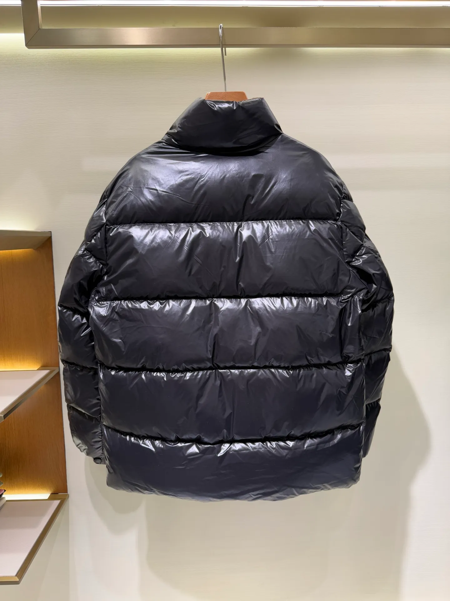 P1180 Moncler Mouth Tripiti Men's Shorts Down Jacket Jacket The Tripiti down jacket is made of functional shiny nylon fabric, which is comfortable and warm without being heavy. Chenille logo patch highlights the essence of the brand.   Fabric: Made of super laque fabric, Nylon laque lining, filled with down (90 down, goose down) Craftsmanship: stand-up collar design, zipper and snap button closure, zipper pocket, adjustable cuffs, drawstring hem, chenille logo patch (supports NFC function) Size: 1 2 3 4 5 5548000