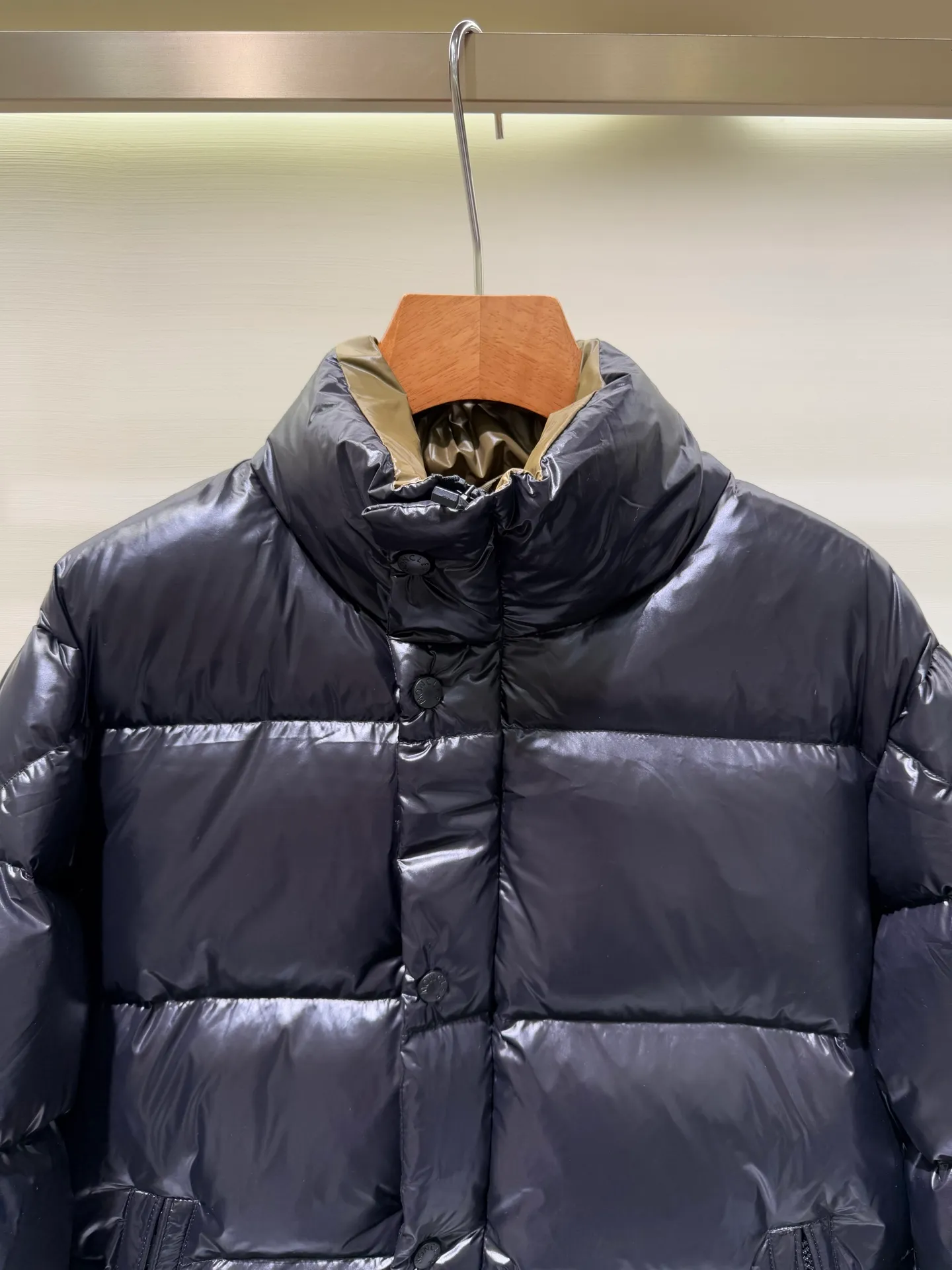 P1180 Moncler Mouth Tripiti Men's Shorts Down Jacket Jacket The Tripiti down jacket is made of functional shiny nylon fabric, which is comfortable and warm without being heavy. Chenille logo patch highlights the essence of the brand.   Fabric: Made of super laque fabric, Nylon laque lining, filled with down (90 down, goose down) Craftsmanship: stand-up collar design, zipper and snap button closure, zipper pocket, adjustable cuffs, drawstring hem, chenille logo patch (supports NFC function) Size: 1 2 3 4 5 5548000